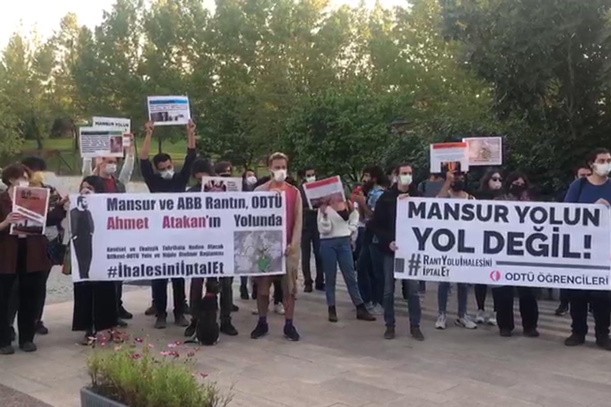 Mansur Yavaş'ı protesto eden pankartlarla ODTÜ'lüler