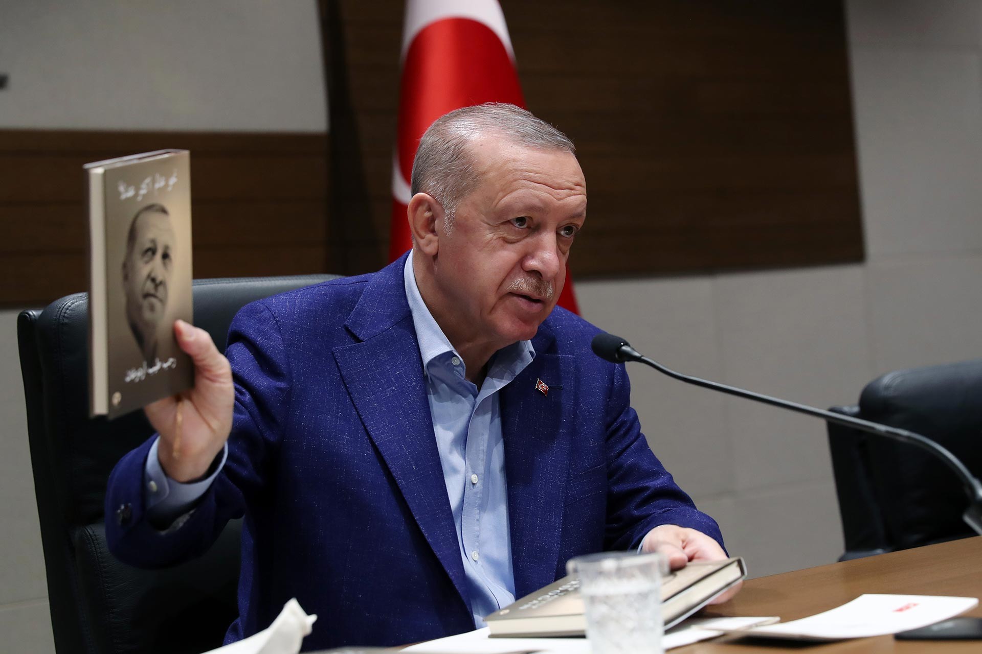 Erdoğan elindeki kitabı gösteriyor.