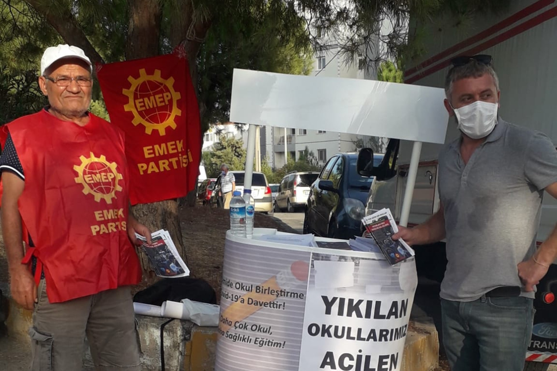 İzmir Çiğlide Emek Partisi üyeleri imza toplarken