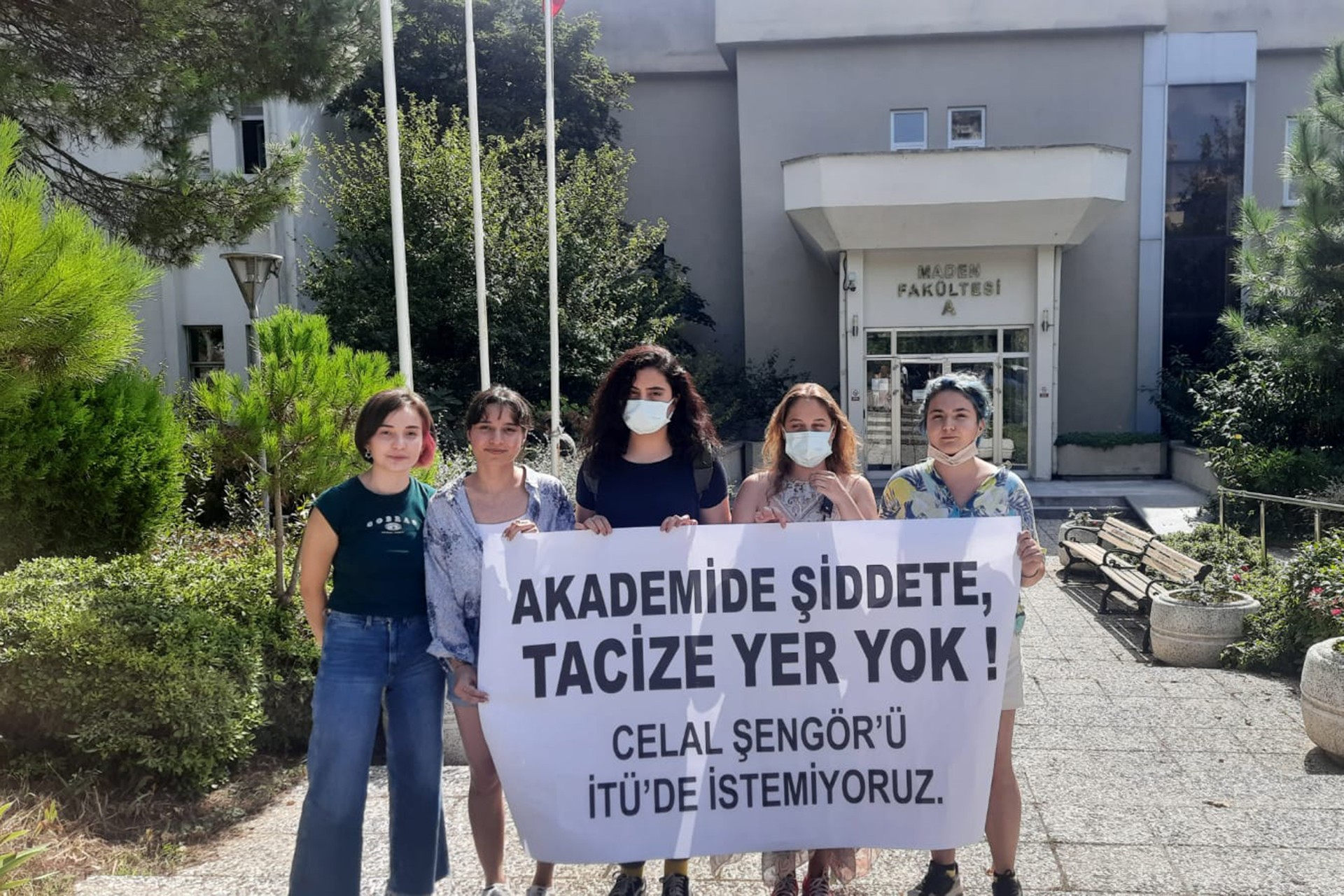 Öğrenciler Akademide şiddete, tacize yer yok, Celal Şengörü İTÜde istemiyoruz pankartı taşıdı