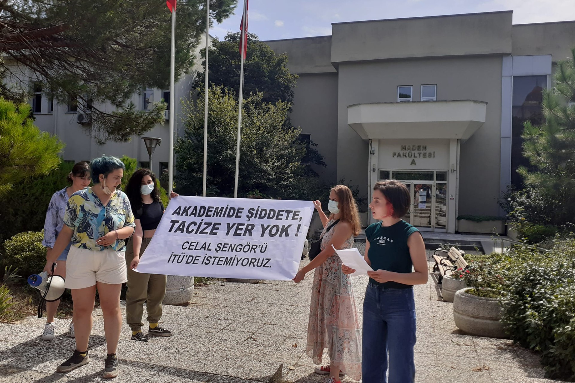 Öğrenciler Akademide şiddete, tacize yer yok, Celal Şengörü İTÜde istemiyoruz pankartı taşıdı