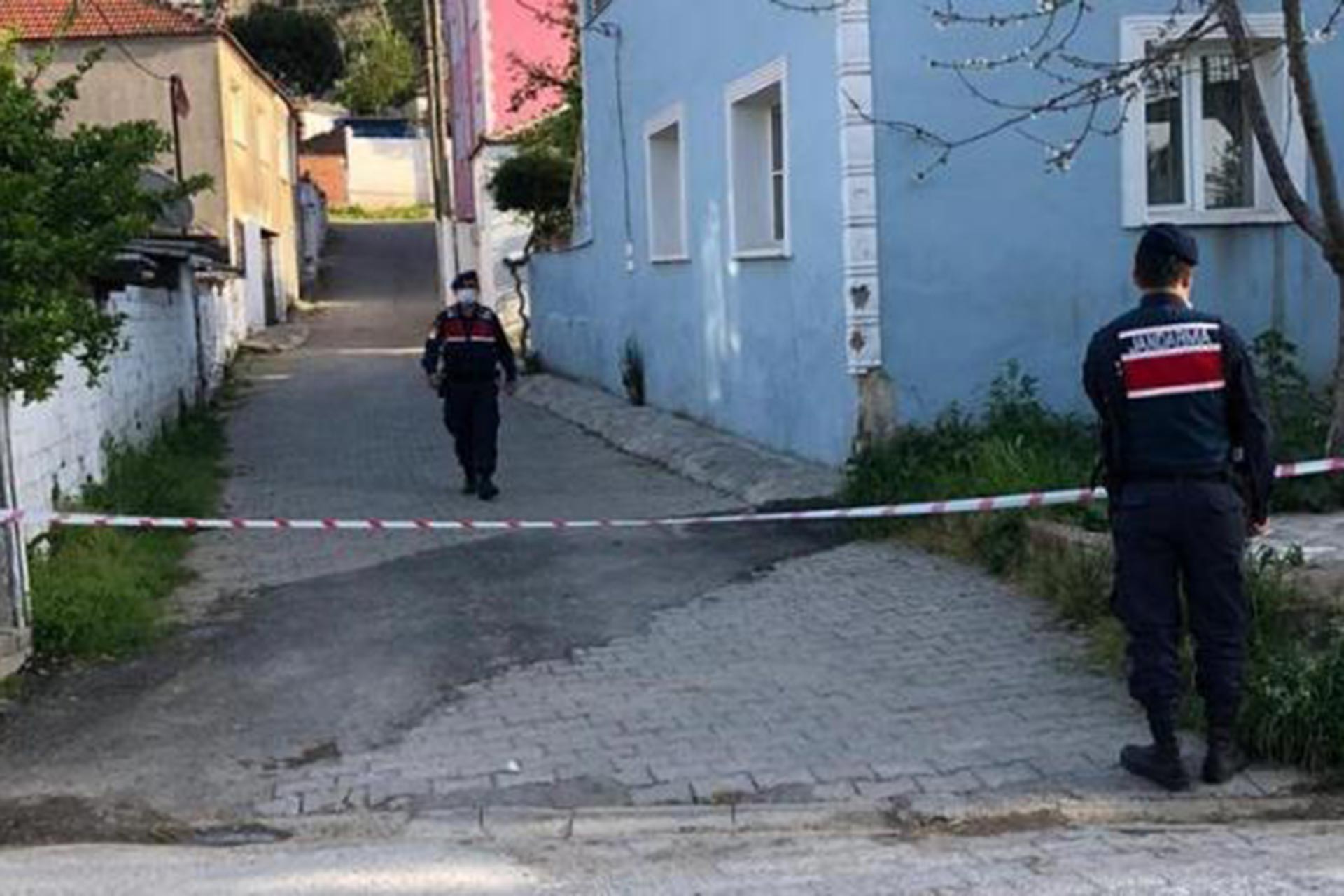 Adıyamanda karantinaya alınan bir sokak, iki jandarma eri