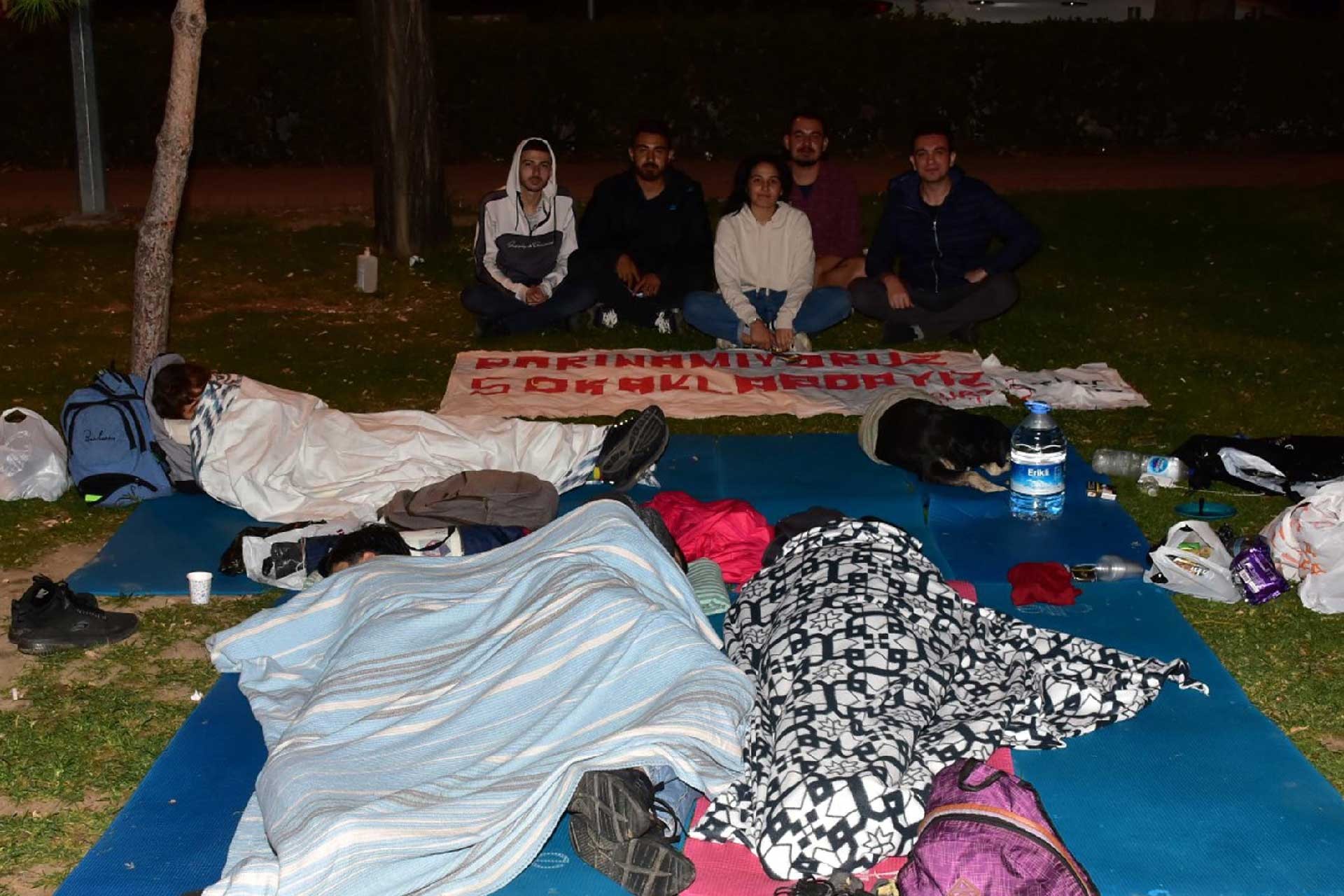 İzmirde Barınamıyoruz diyen öğrenciler, parkta sabahlad