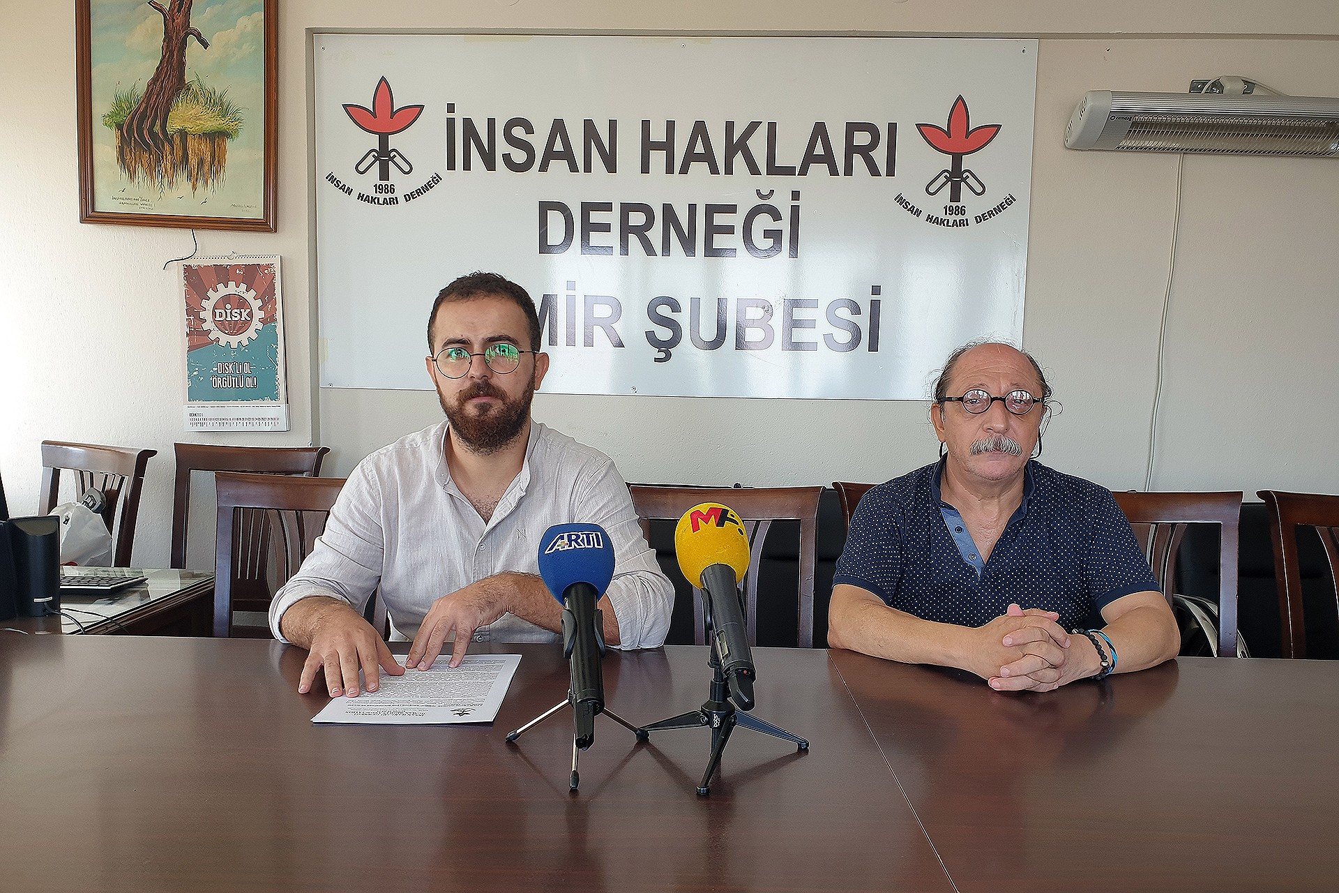 İHD İzmir Şubesi yöneticileri basın açıklamasında bulunurken