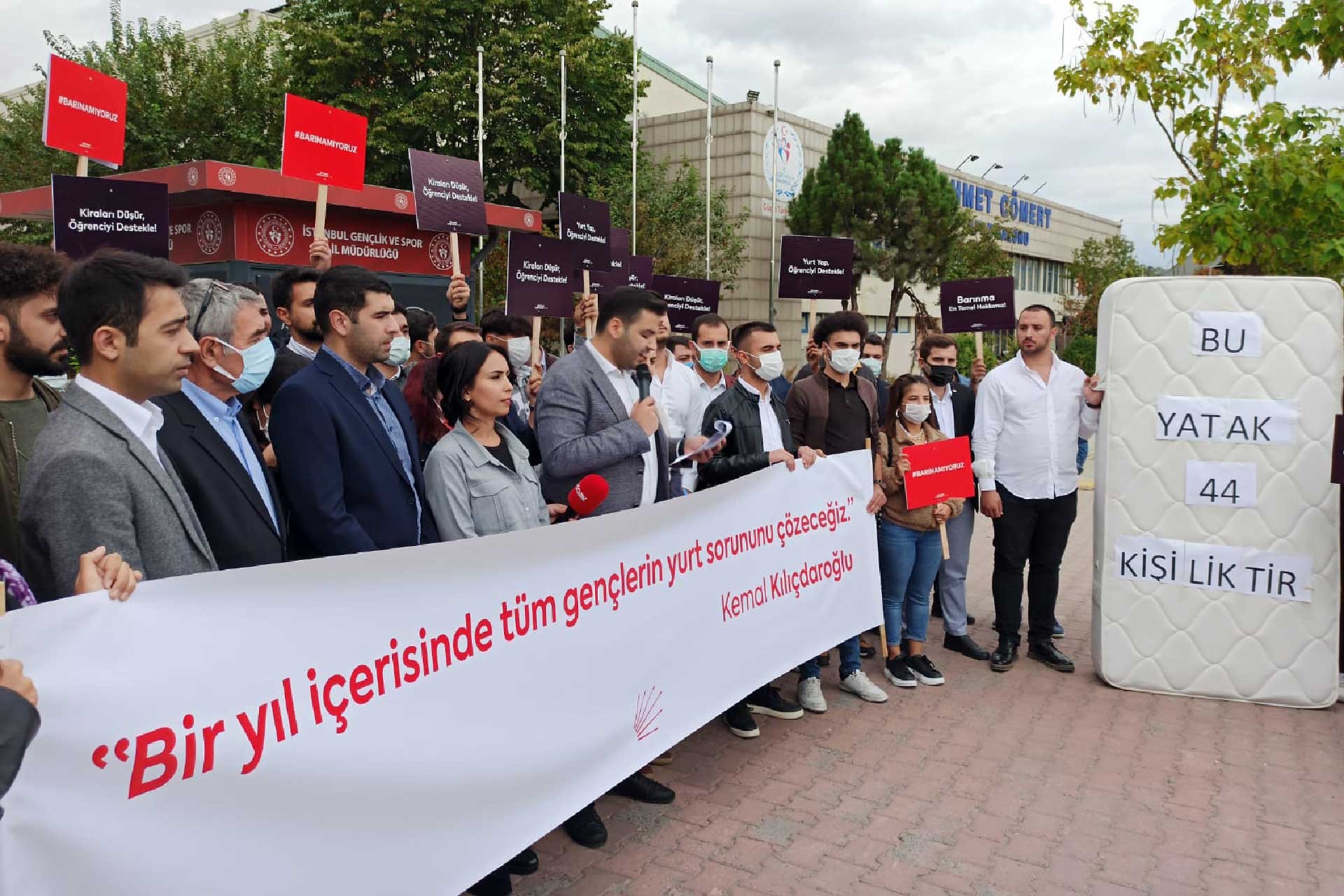 Barınamayan öğrencilerin eylemlerine CHPli gençlerden destek