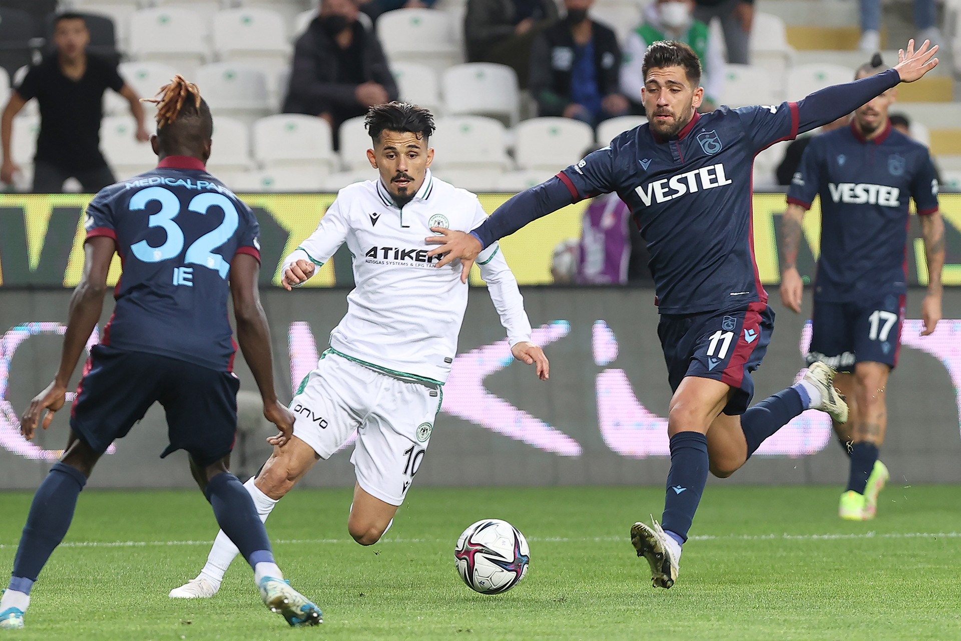 Süper Ligin 6ncı haftasında oynanan Konyaspor-Trabzonspor maçından bir fotoğraf