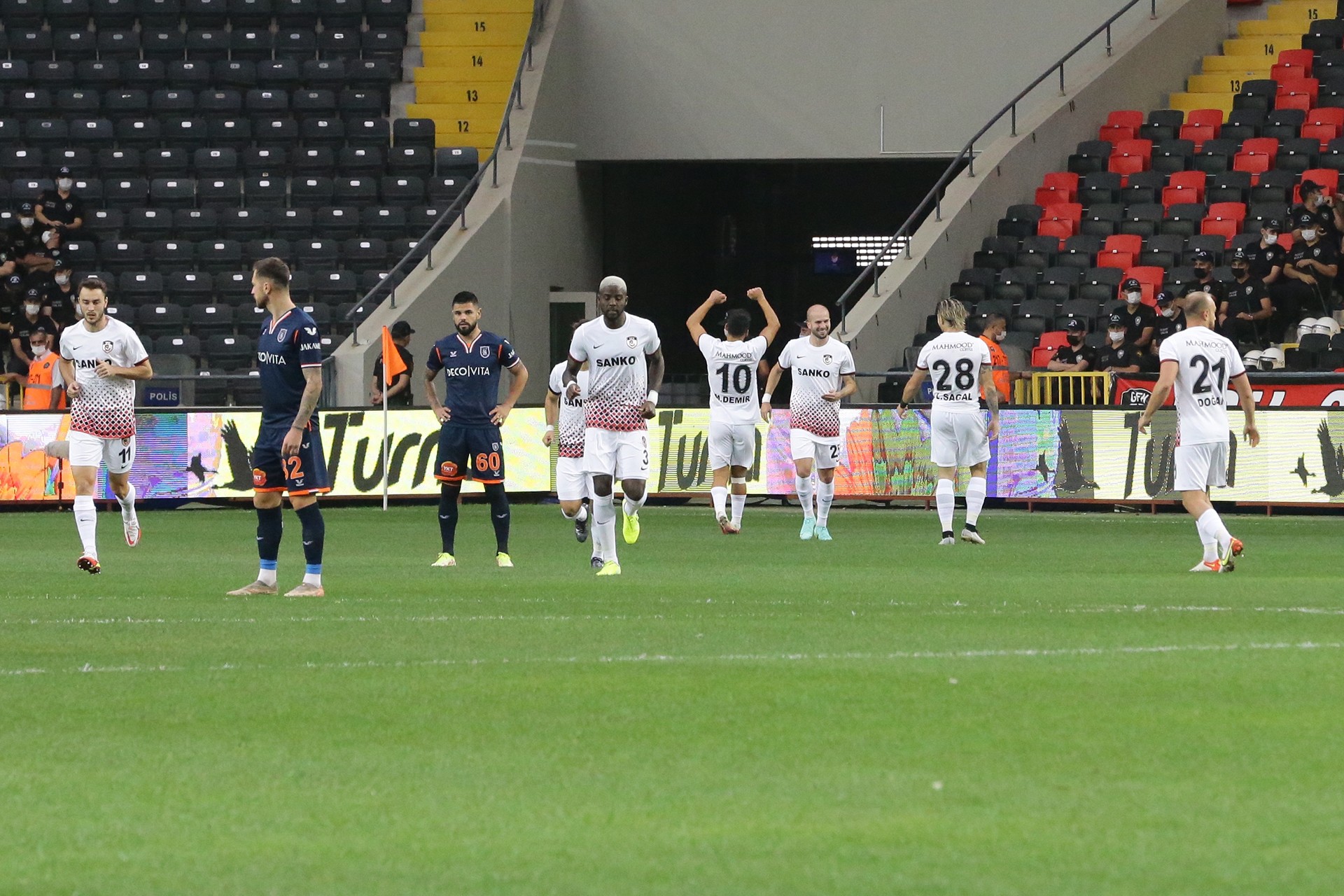 Süper Ligin 6ncı haftasında oynanan Gaziantepspor-Başakşehir karşılaşmasından bir fotoğraf