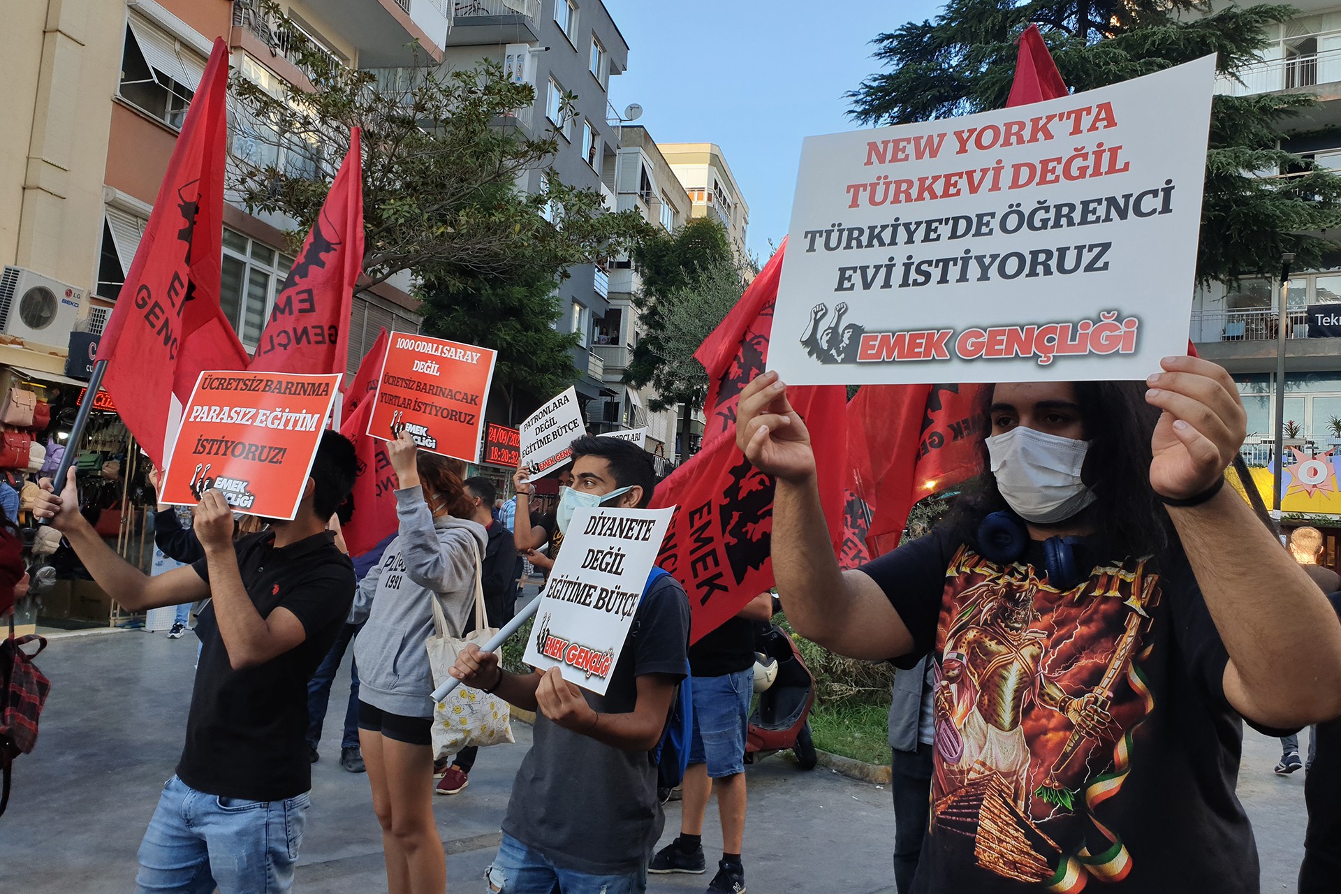 İzmir Emek Gençliğinin eğitim ve barınma hakkı ile ilgili yaptığı açıklamadan bir fotoğraf