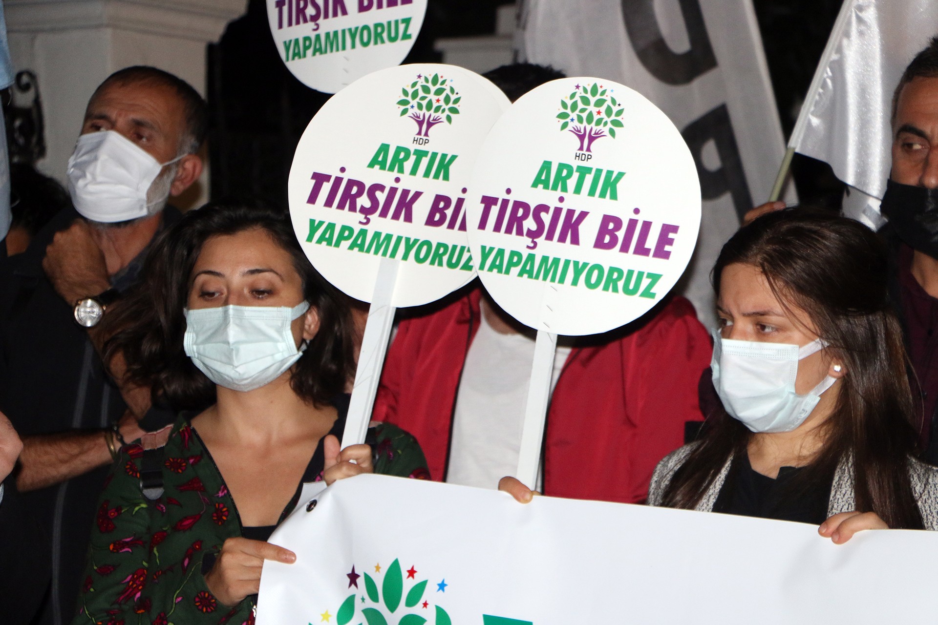 Halkların Demokratik Partisi HDP İstanbul İl Örgütünün Yoksulluk kader değildir sloganıyla yaptığı eylemden bir fotoğraf