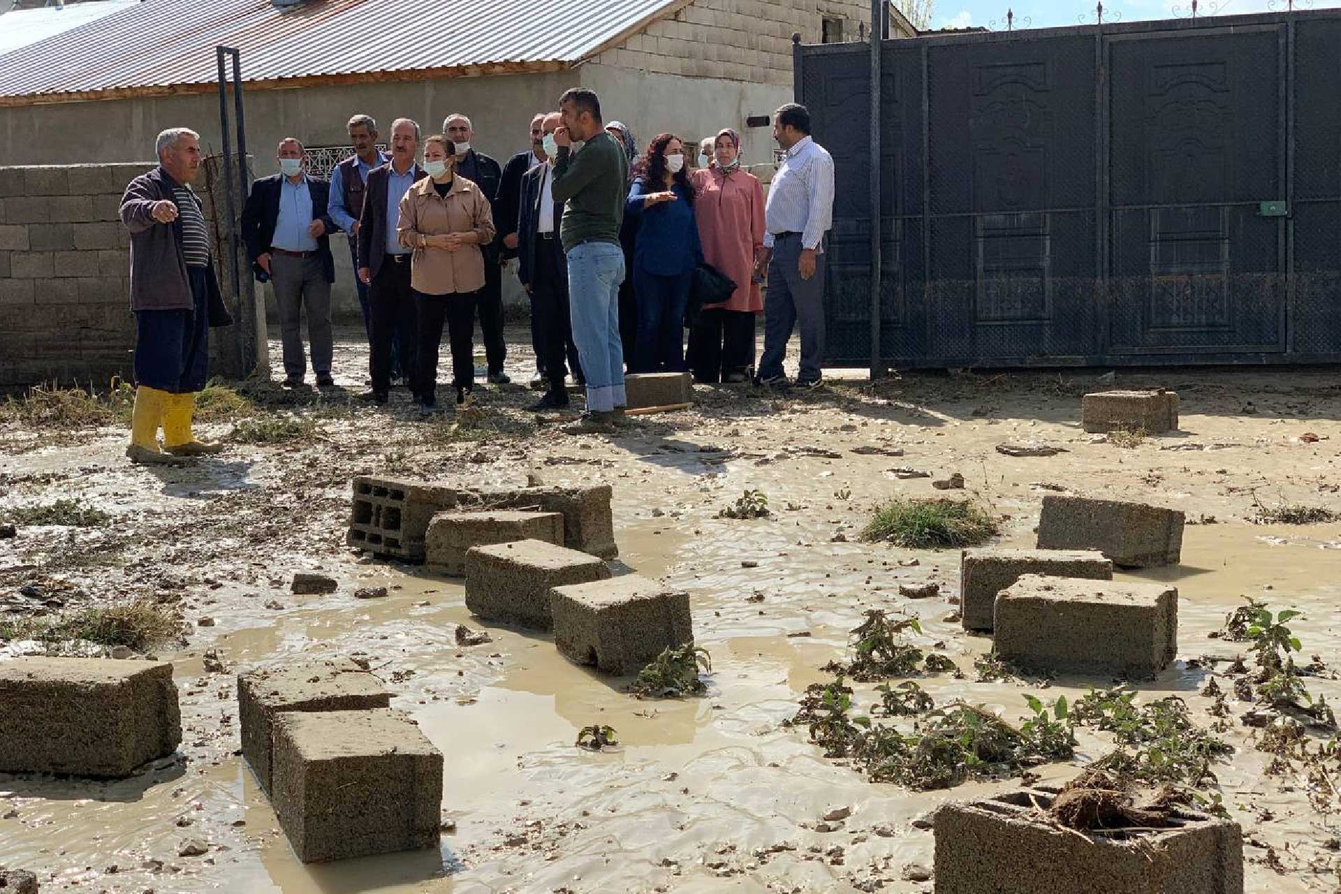 Van’da sağanak sonucu ev ve iş yerlerini su bastı