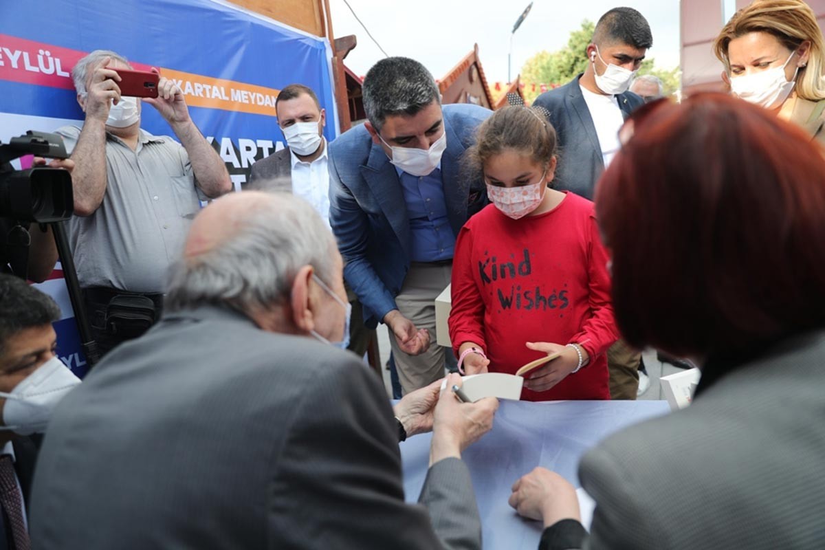 Altan Öymen eserlerini imzalıyor