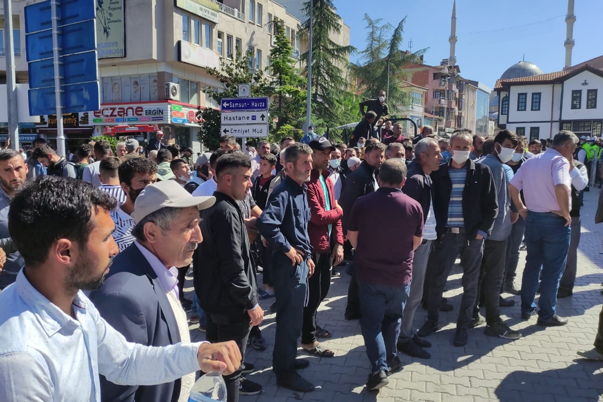 Samsun Vezirköprü'de arazilerin toplulaştırılmasına karşı çıkan yurttaşlar belediye binası önünde toplandı.