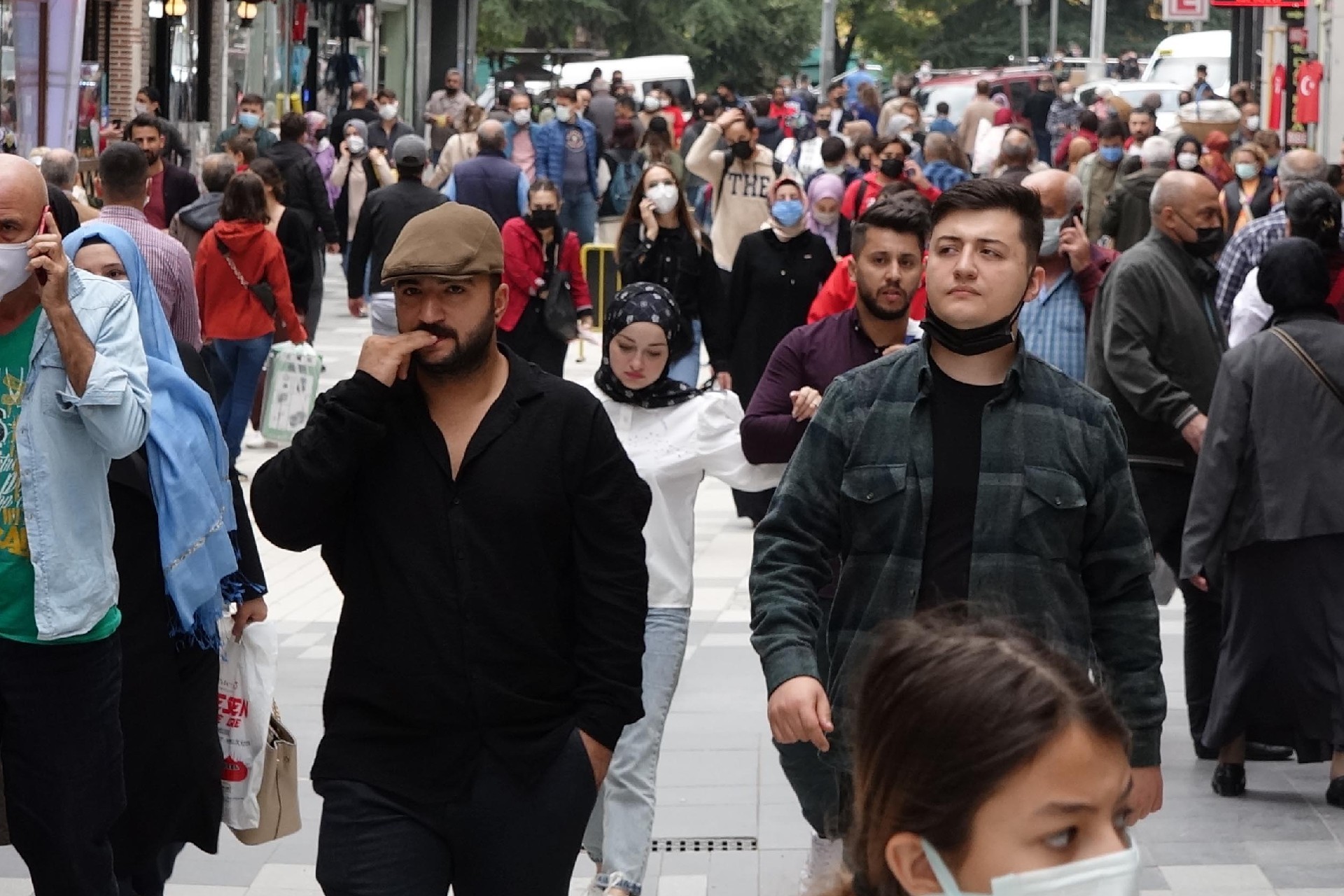 Trabzon'da yolda yürüyen insanlar