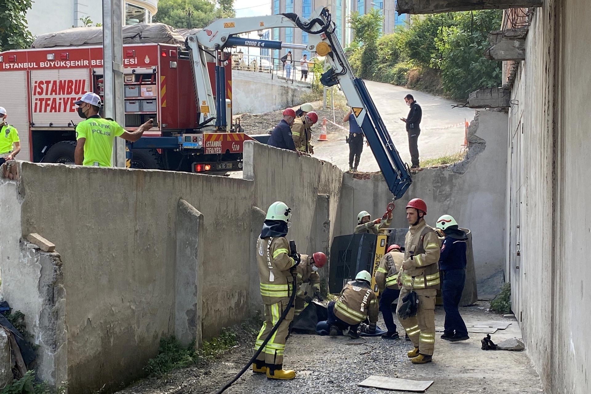 Ataşehir'de devrilen iş makinesinin altında kalan işçi yaşamını yitirdi