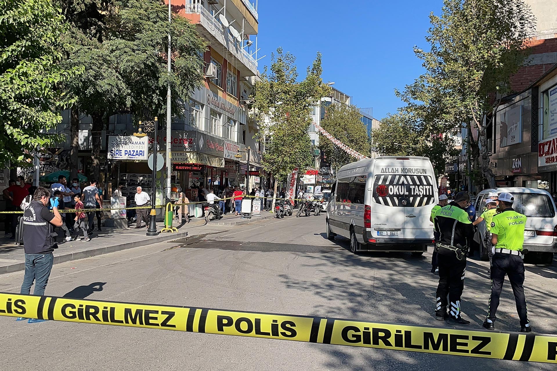 Polis ve girilmez yazılı şerit, arkasında kazaya neden olan servis aracı