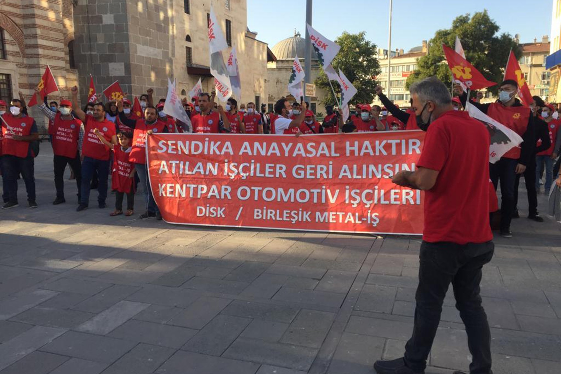 DİSK Genel Başkanı Arzu Çerkezoğlu Konya'da sendikalaştıkları için işten atılan Kentpar işçilerine destek ziyaretinde bulundu.