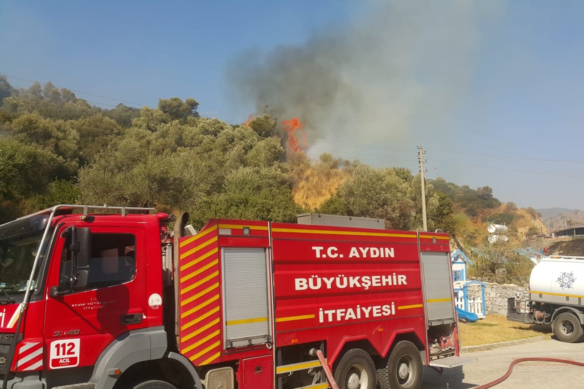 Aydın Söke'de makilik alanda çıkan yangın.