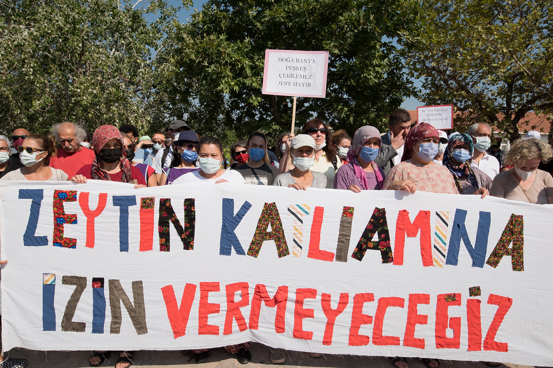 İzmir Seferihisar'a bağlı Orhanlı Köyü'nde JES'lere karşı direnen ve yaşam alanlarını savunan köylüler.