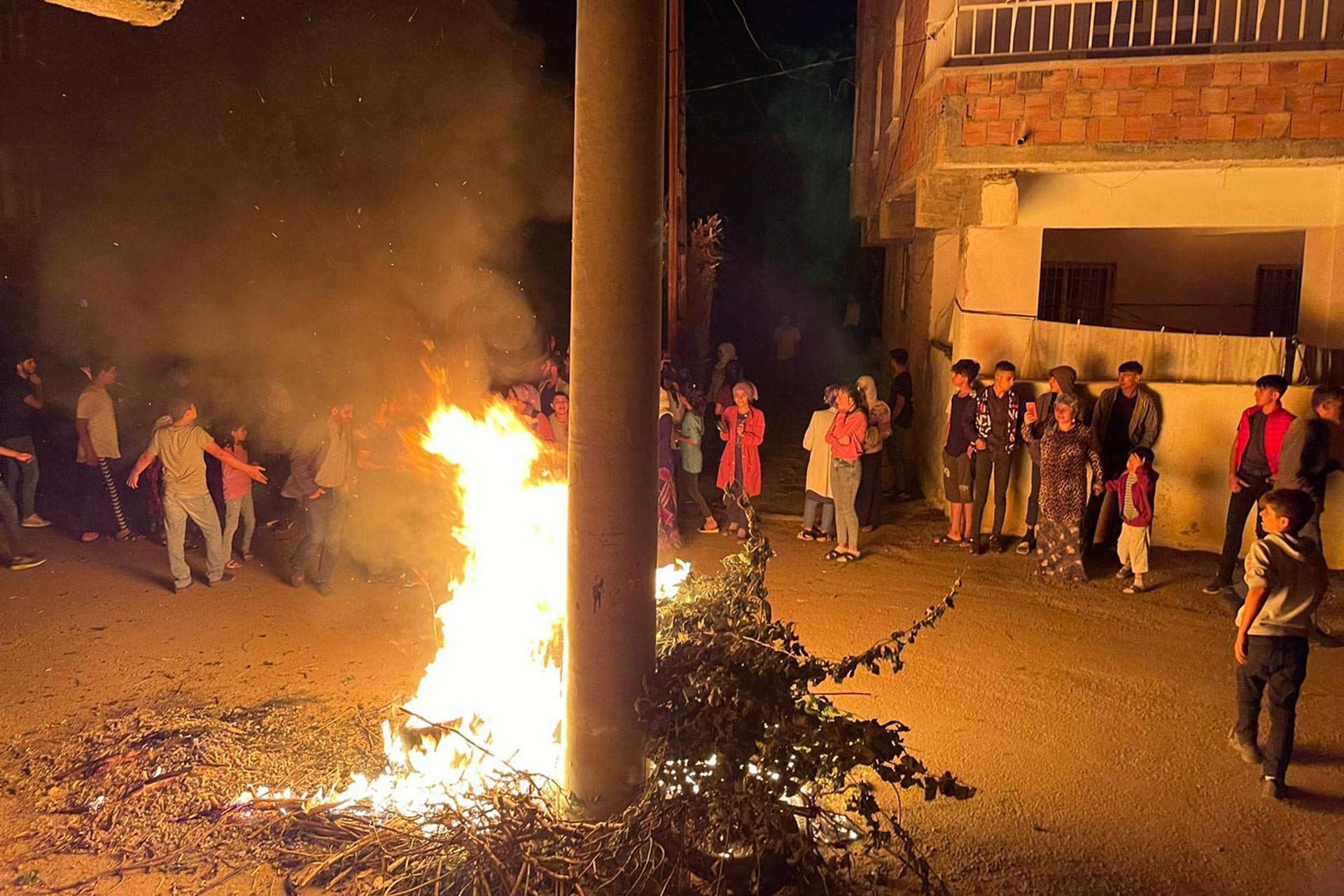 Silvan'da protesto eylemindeki mahalleli ve yaktıkları ateş