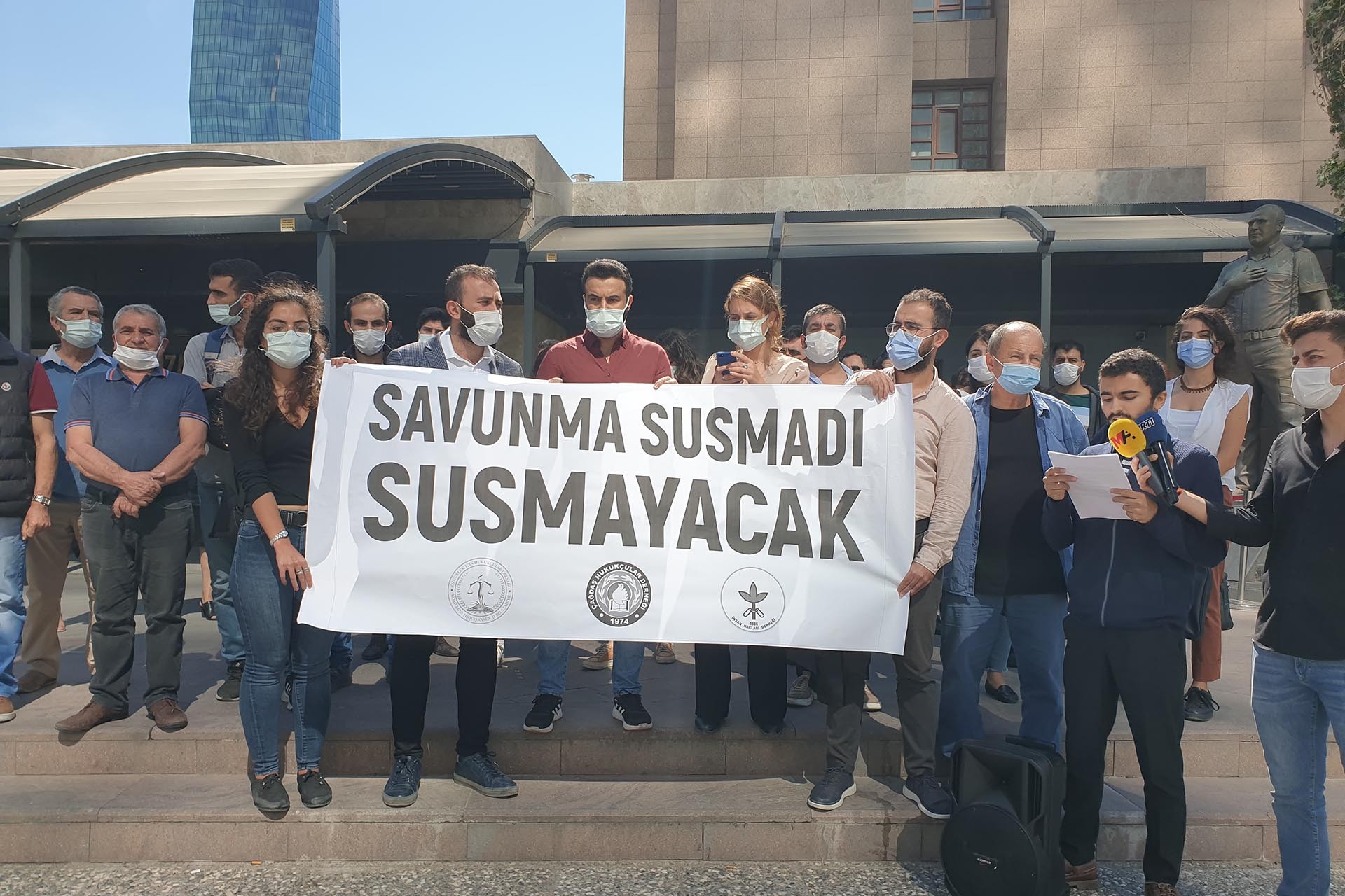 İzmir’de avukatlar: Mesleğimizi itibarsızlaştırmaya son verin!