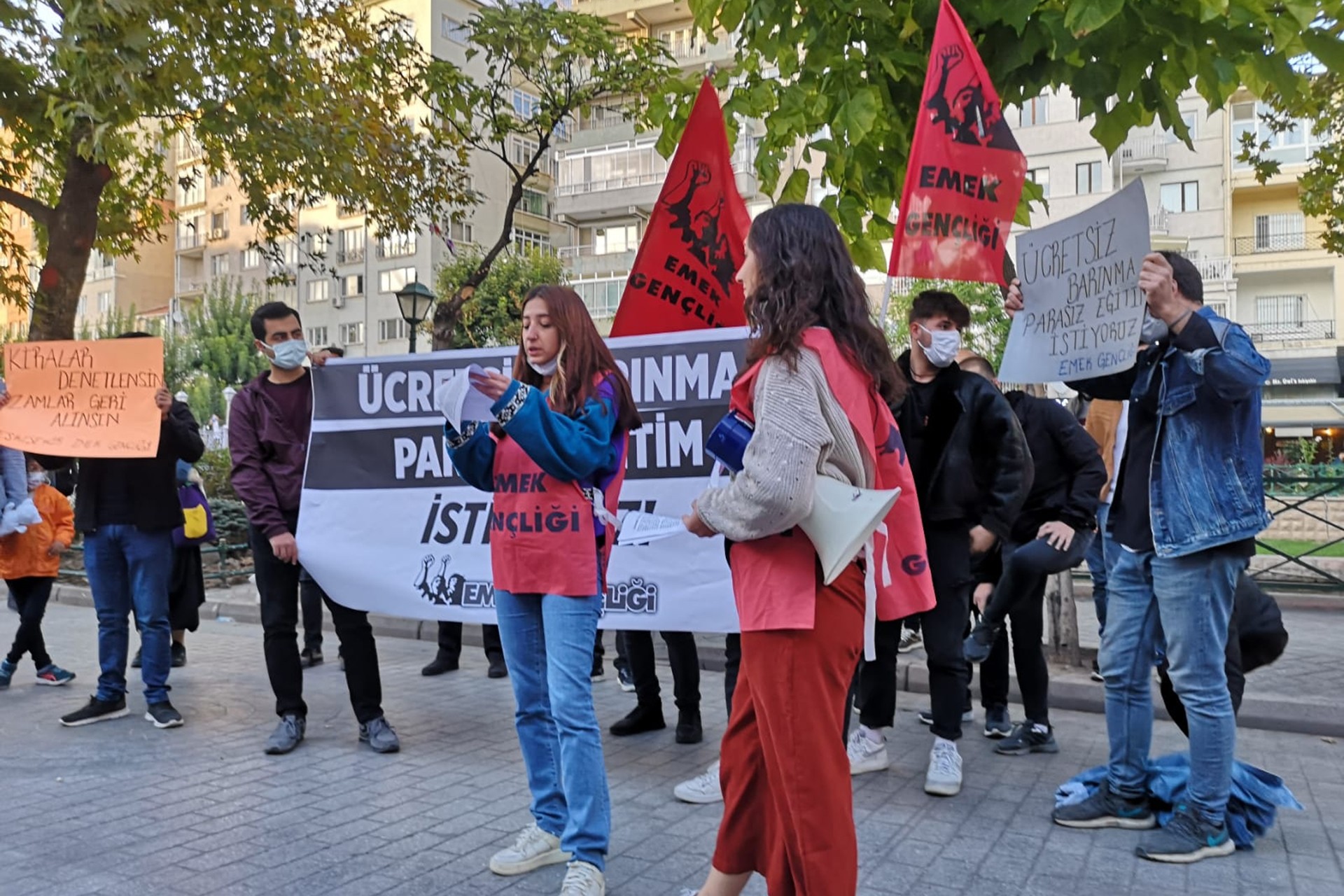 Eskişehir Emek Gençliği üyelerinin basın açıklamasından bir fotoğraf.