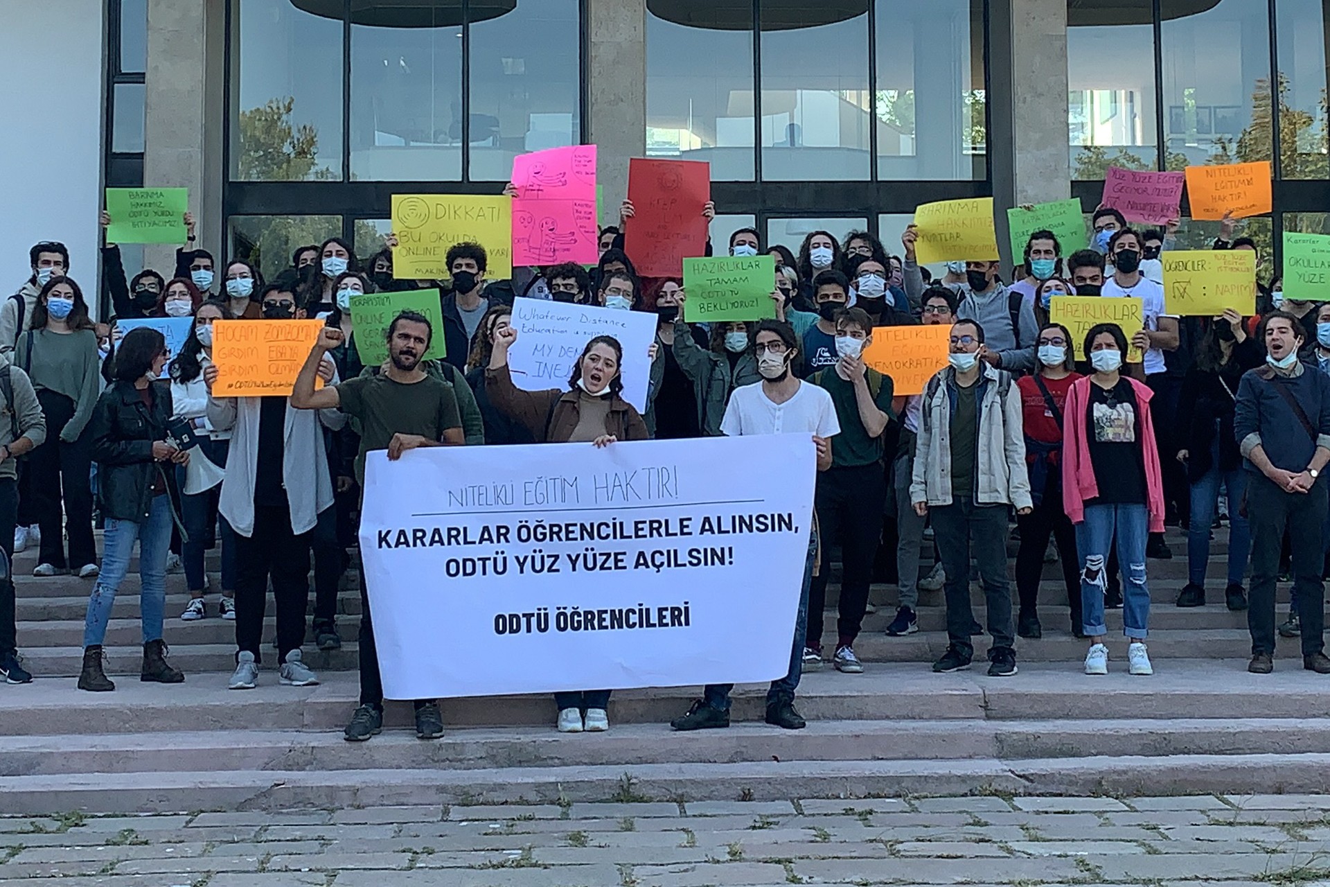 ODTÜ öğrencileri, yeni akademik yılda derslerin yüz yüze yapılmasını talep ederek rektörlük binası önünde eylem yaptı.