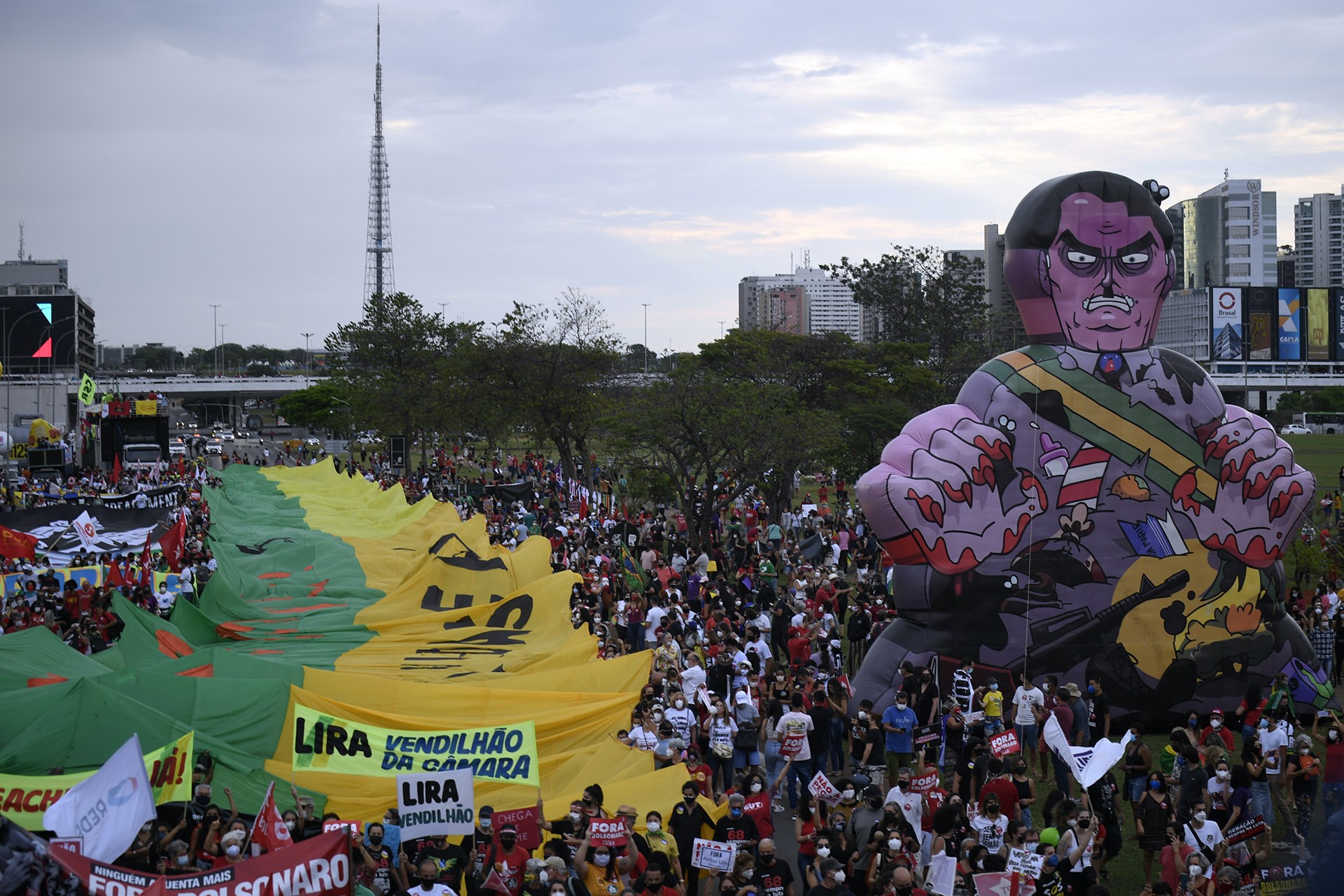 Brezilya'nın başkenti Brasilia'da toplanan yüzlerce kişi, Devlet Başkanı Jair Bolsonaro'yu protesto etmek için gösteri yaptı.