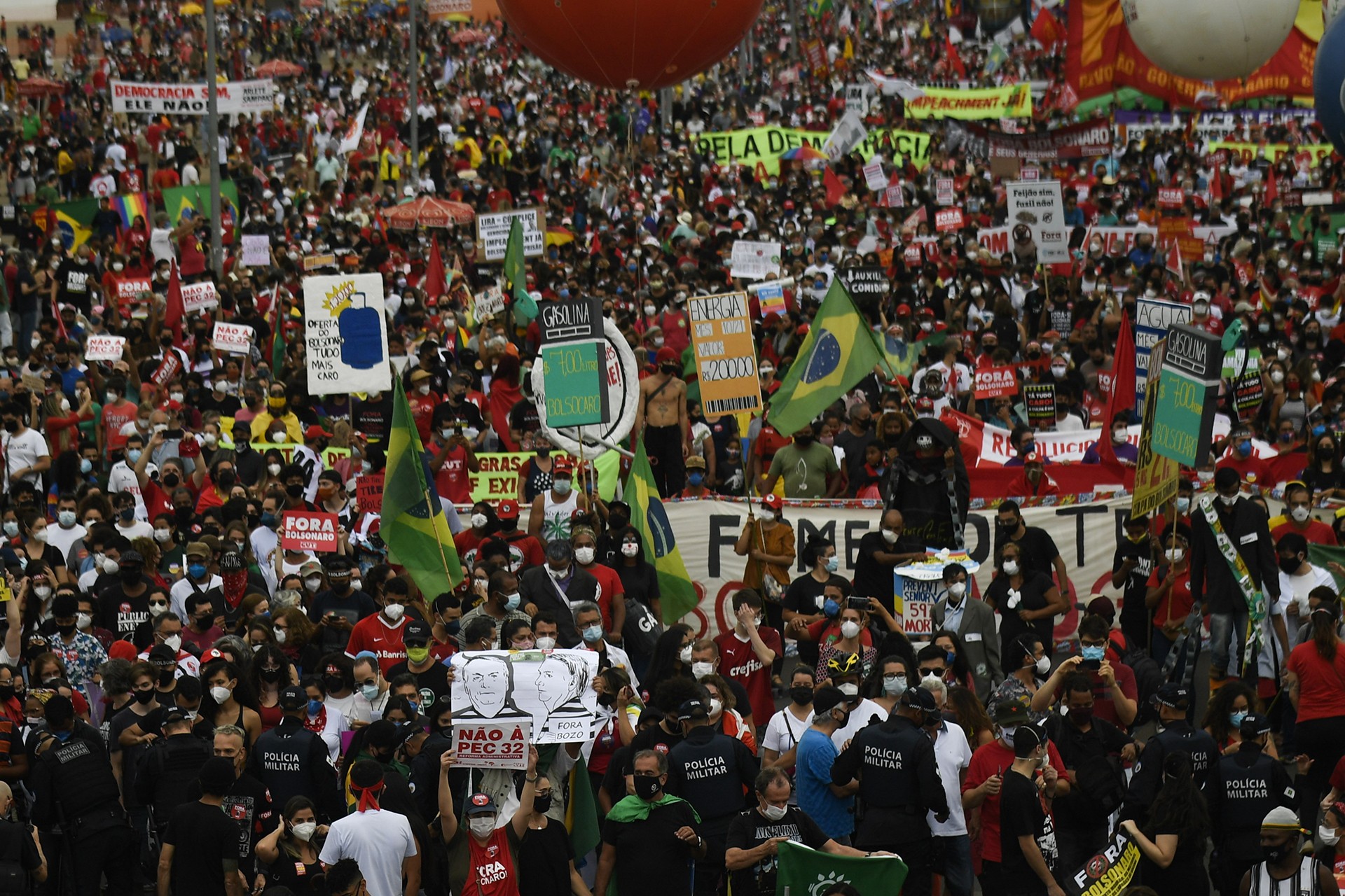 Brezilya'nın başkenti Brasilia'da toplanan yüzlerce kişi, Devlet Başkanı Jair Bolsonaro'yu protesto etmek için gösteri yaptı.