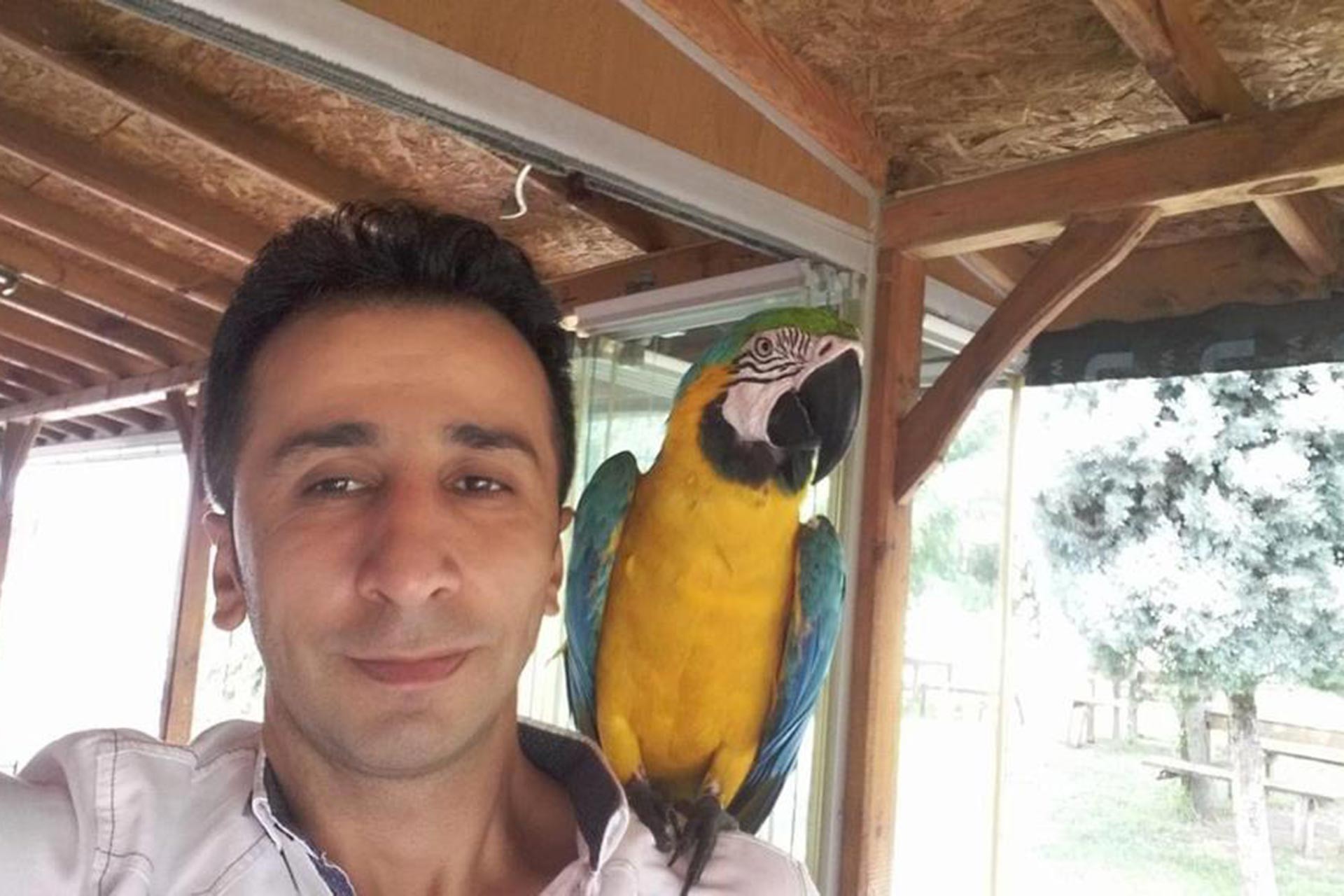 Ali Ekber Demirtaş ve omzunda papağan