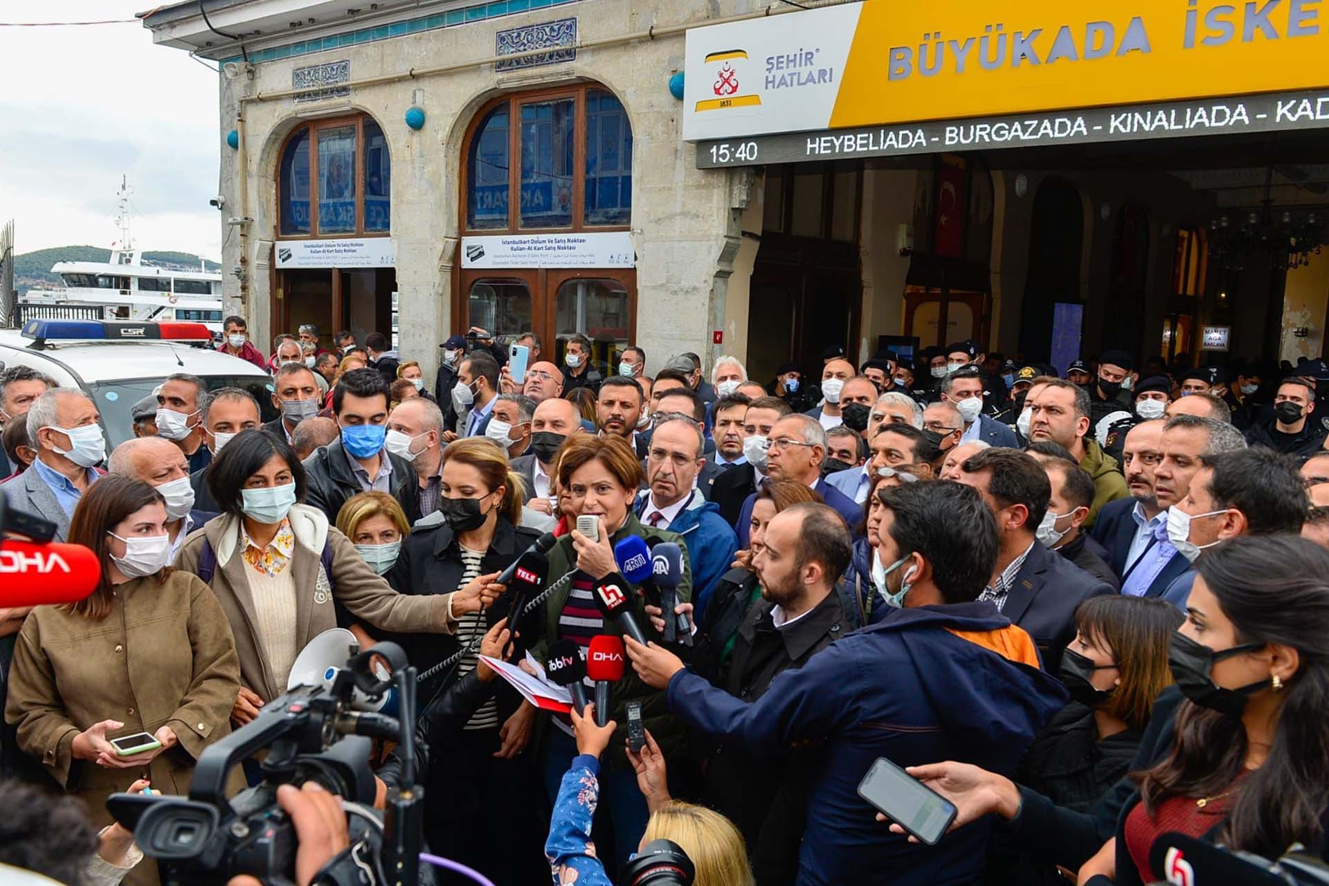 Cana Kaftancıoğlu Büyükada iskelesi önünde açıklama yaptı