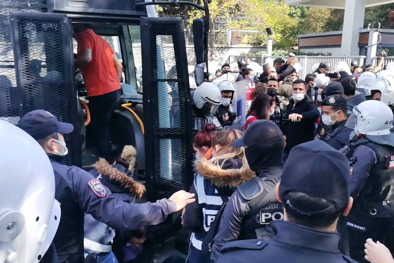 Polisin öğrencileri araca koyması