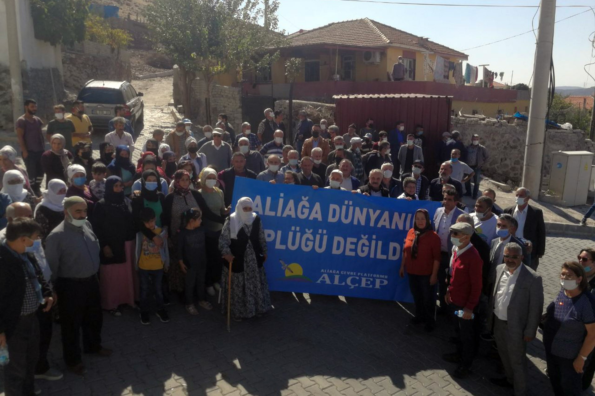 Aliağa'da cüruf tesisi için yapılmak istenen ÇED toplantısını protesto eden köylüler