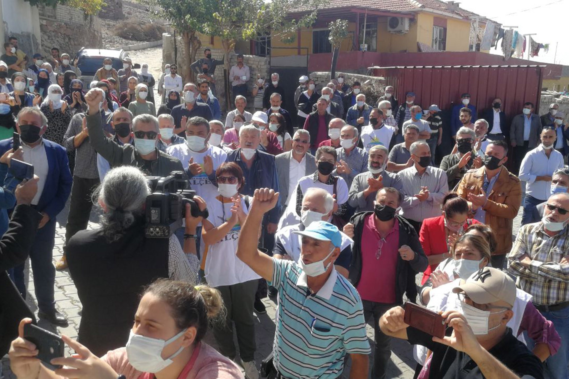 Aliağa'da cüruf tesisi için yapılmak istenen ÇED toplantısını protesto eden köylüler