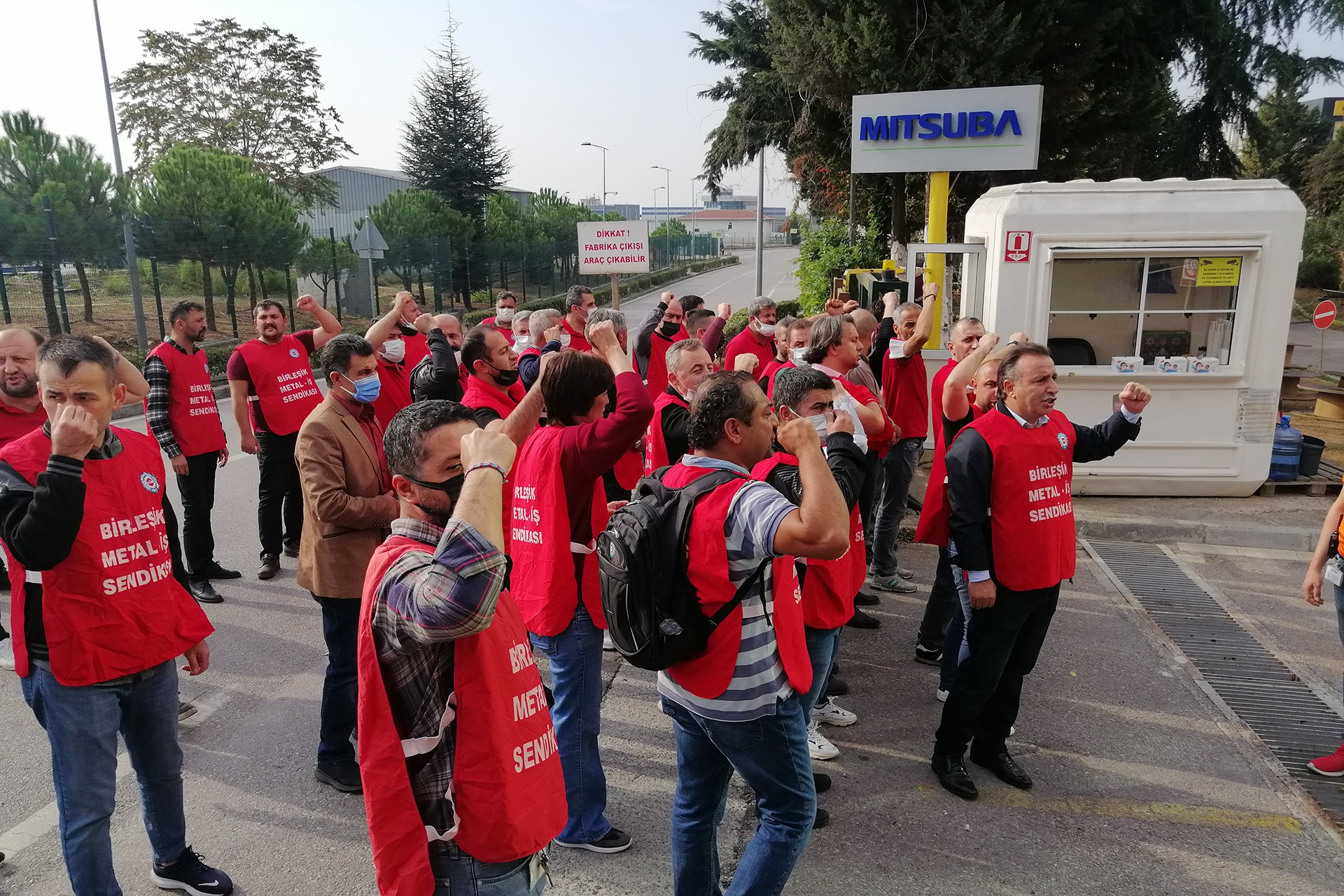 Mitsuba işçileri fabrika önünde iken.