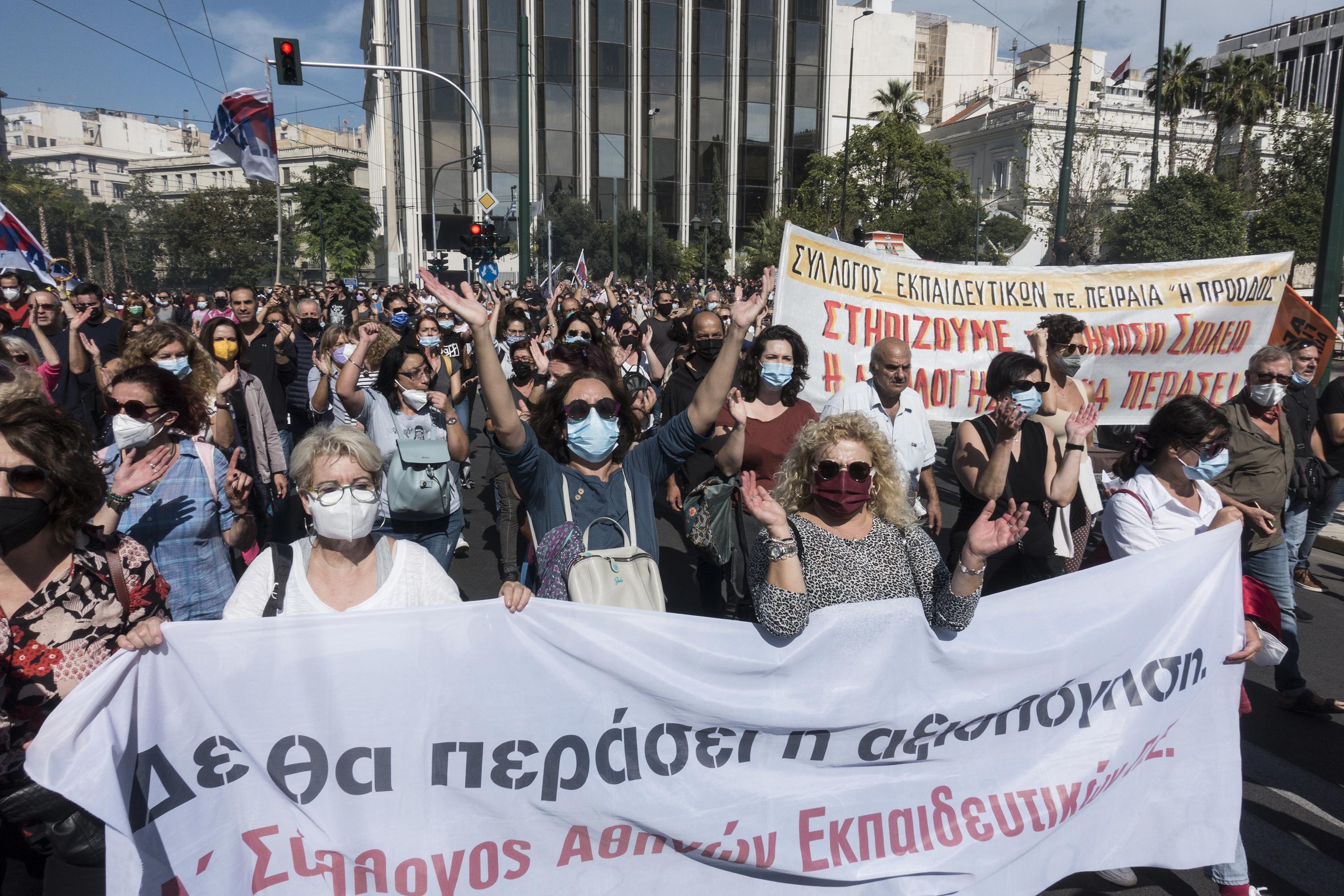 Yunanistan'da grev yürüyüşünde öğretmenler