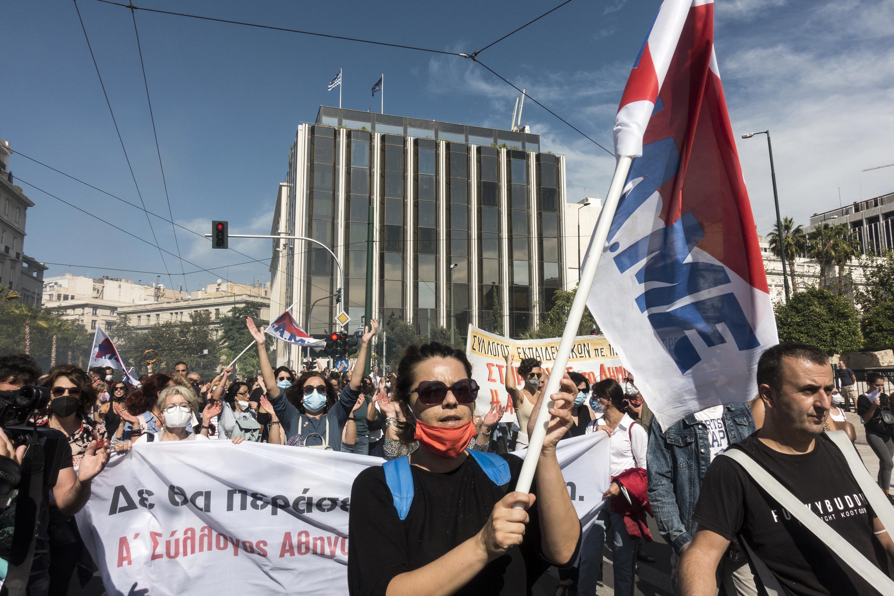 Yunanistan'da grev yürüyüşünde öğretmenler