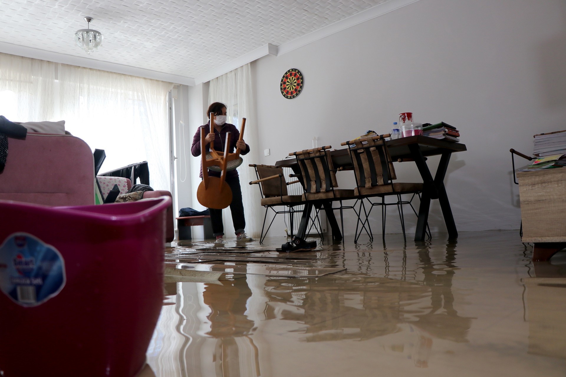 Edirne'de yağmur sonrasında bazı ev ve iş yerlerini su bastı.