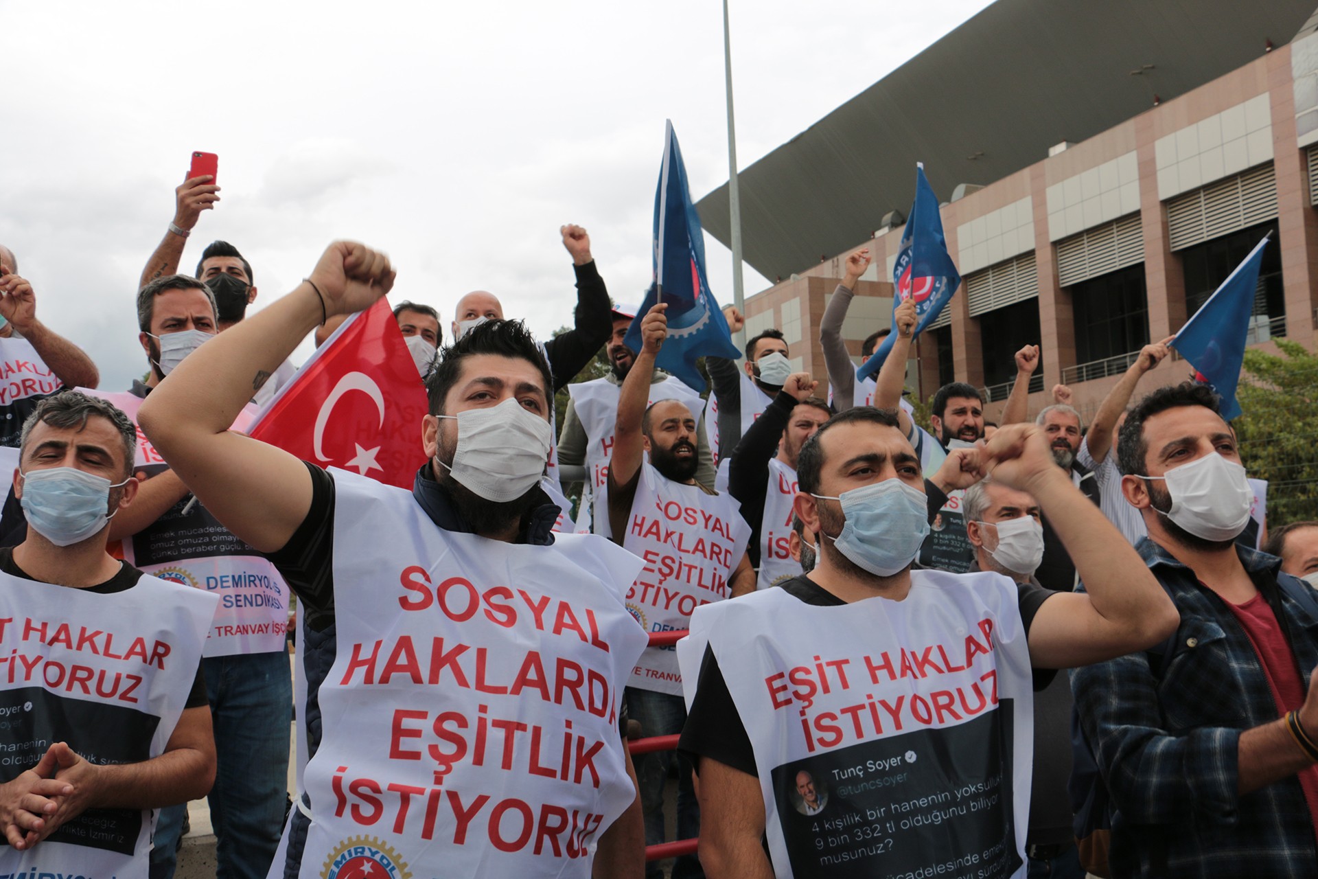 Demiryol-İş üyesi işçiler Metro A.Ş önünde basın açıklaması yağarak grev tarihini duyurdu 