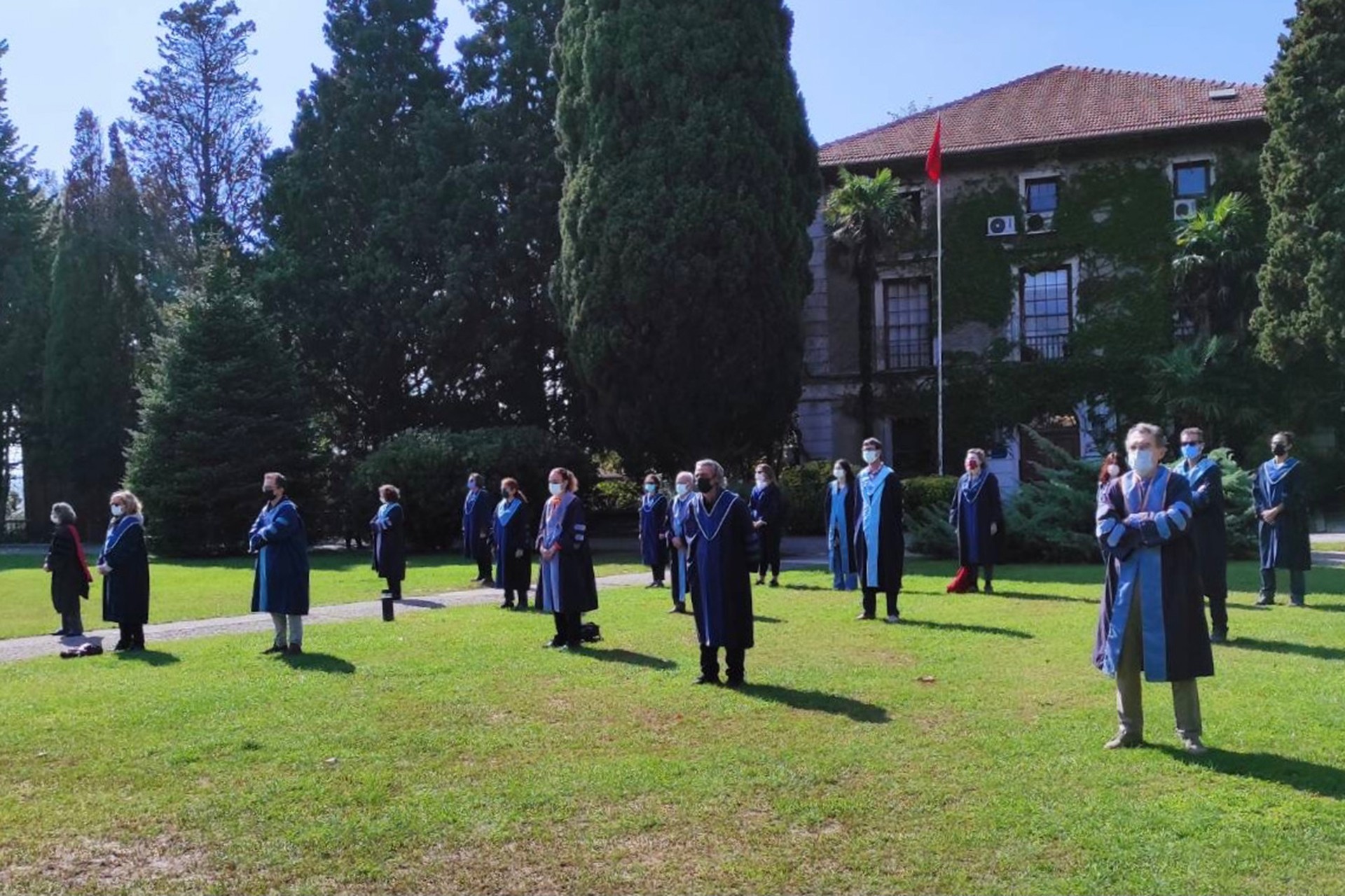 Boğaziçi Üniversitesi akademisyenlerinin 191'inci kez sırtlarını Rektörlük binasına döndükleri eylemden bir fotoğraf.