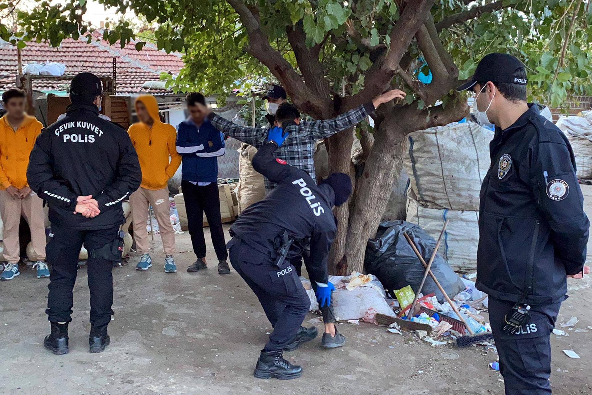 Atık toplayan mülteciler suçlu gibi üst aramasına maruz bırakılıyor