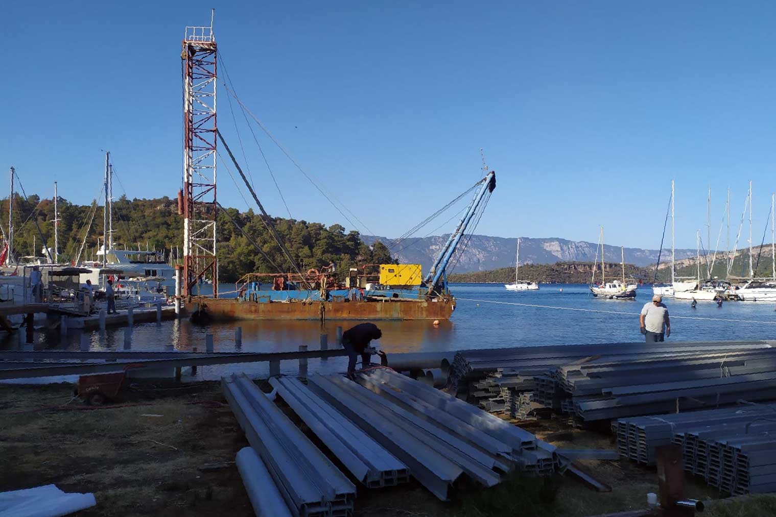 Marmaris'teki Karacasöğüt koyunda yapılan yat limanı