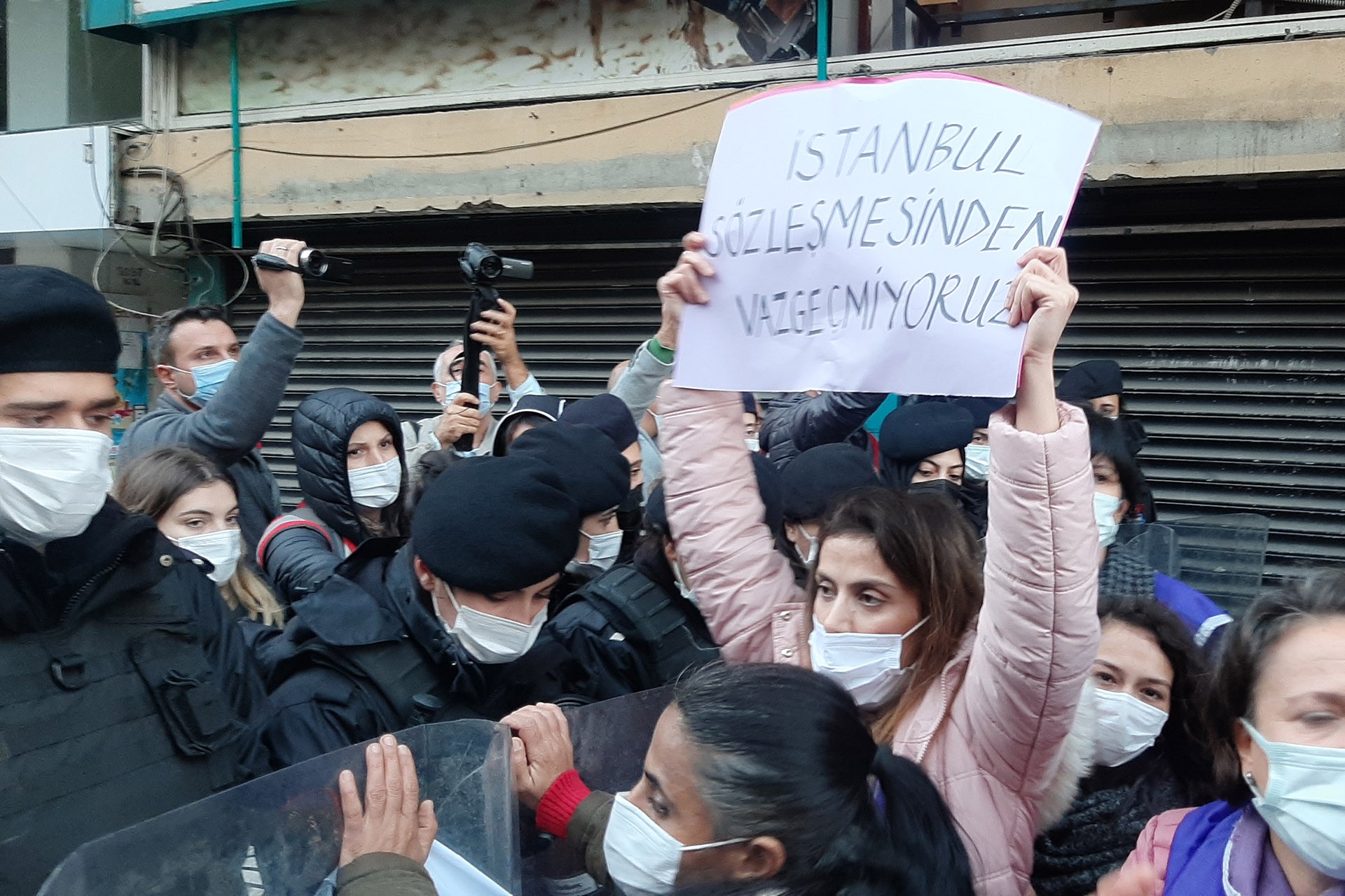 Avcılar'da kadınlar polislerin engellemesiyle karşılaştı