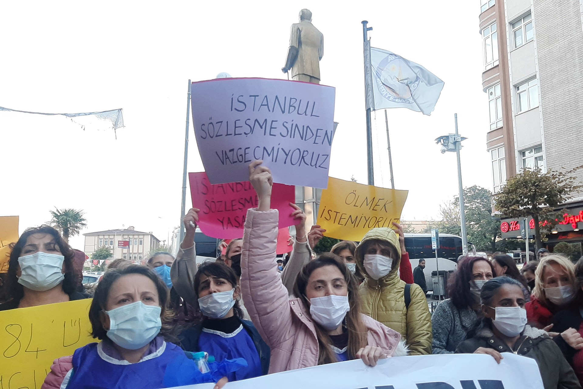 İstanbul Sözleşmesinden vazgeçmiyoruz  dövizi taşıyan kadın