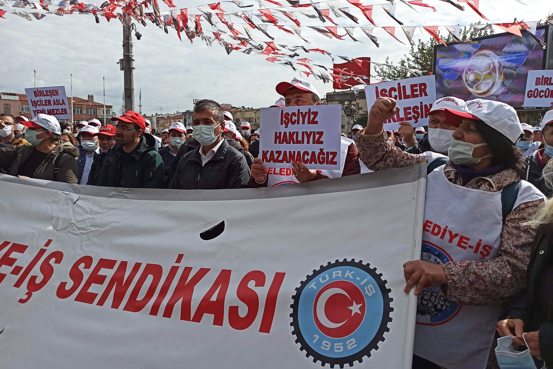 Bakırköy Belediyesi işçilerinin belediye binasına grev kararını astıkları eylemden bir fotoğraf.