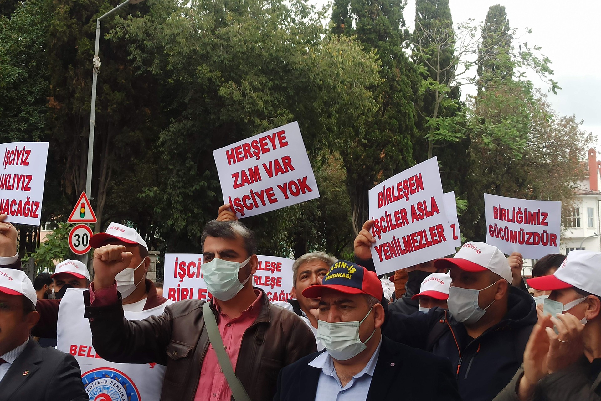 Bakırköy Belediyesi işçilerinin belediye binasına grev kararını astıkları eylemden bir fotoğraf.