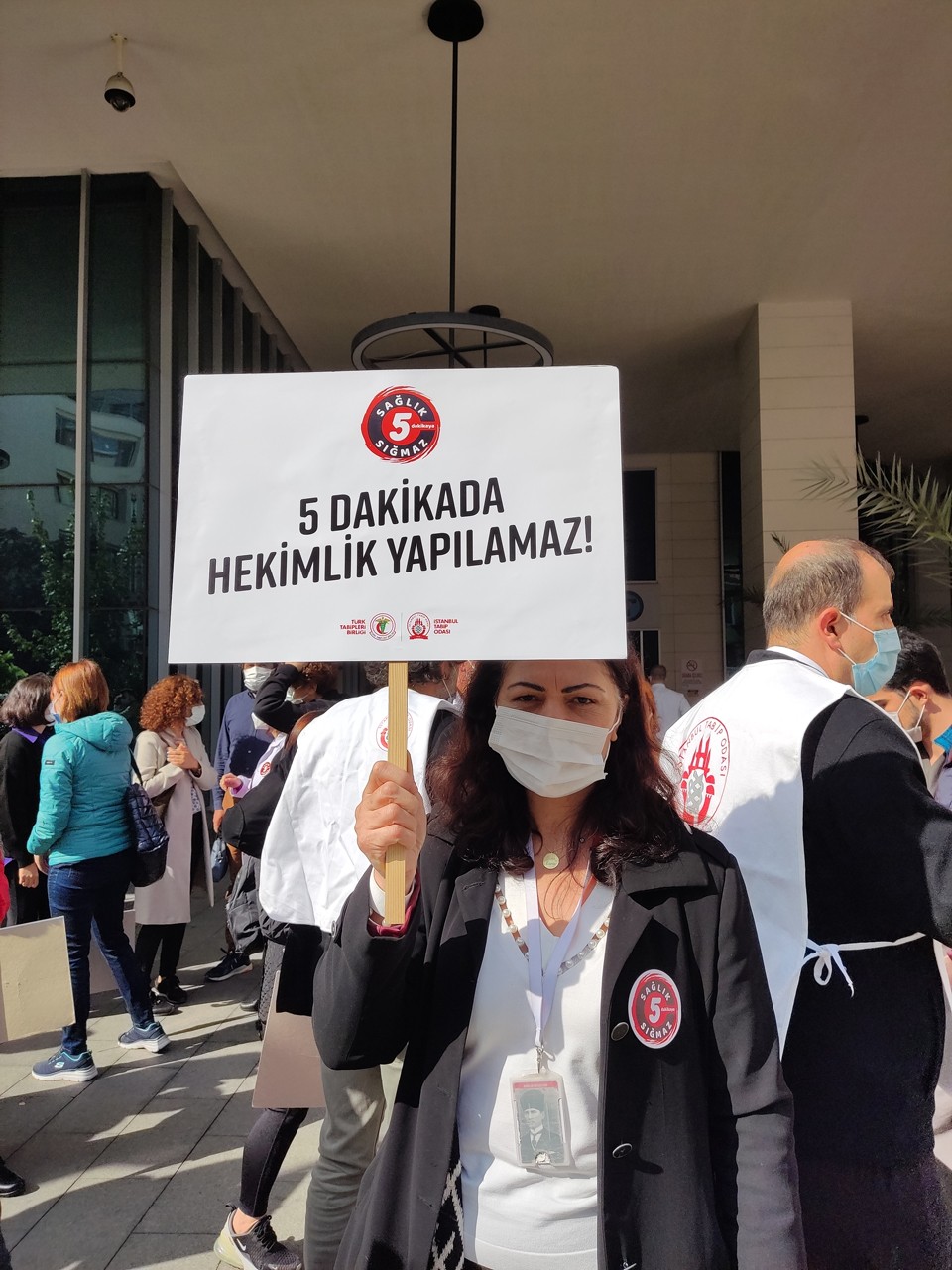 TTB'nin Taksim Eğitim Araştırma Hastanesi önünde yaptığı açıklamadan bir fotoğraf.