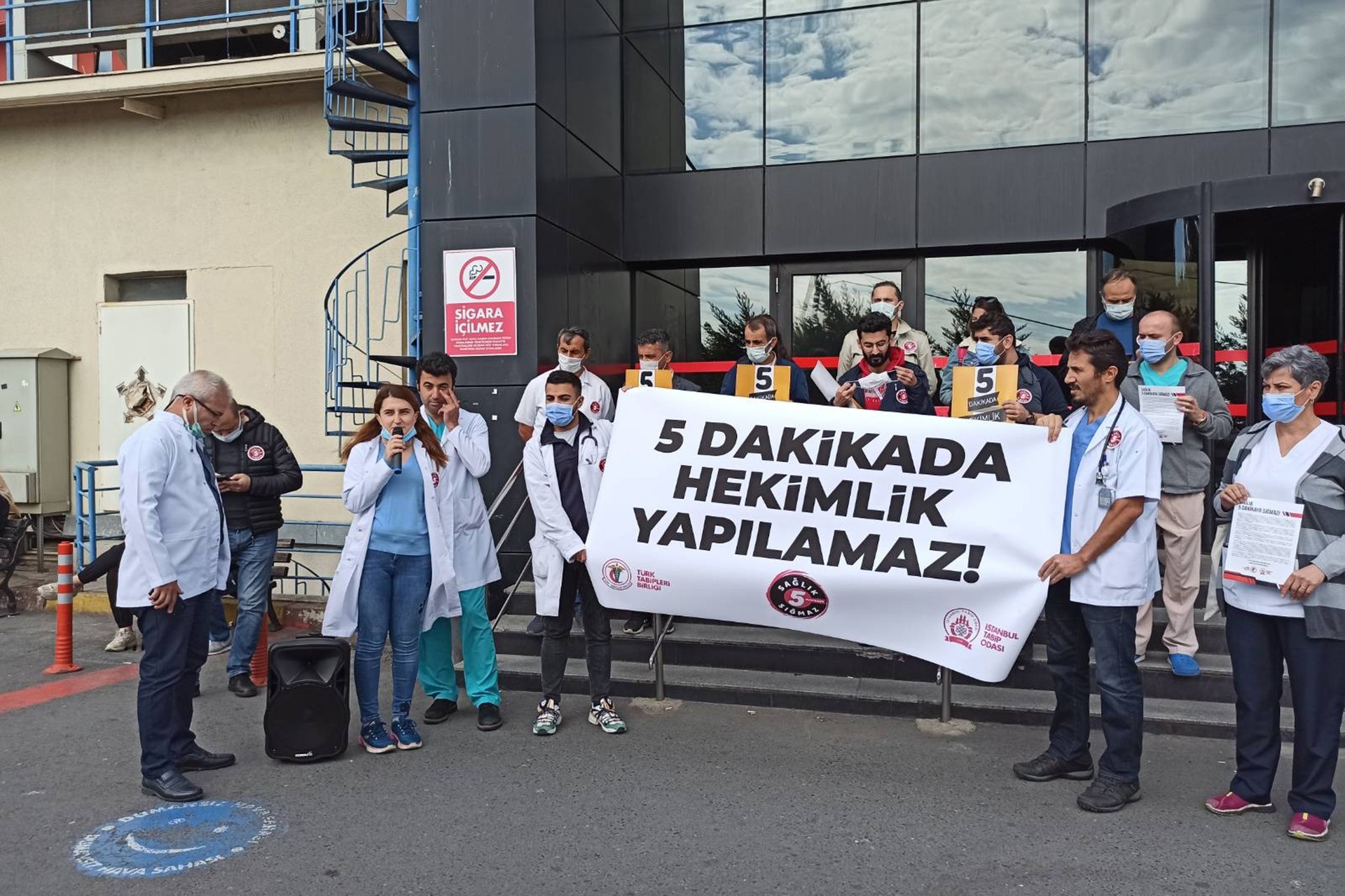 TTB'nin İstanbul Eğitim ve Araştırma Hastanesi önünde yaptığı açıklamadan bir fotoğraf.