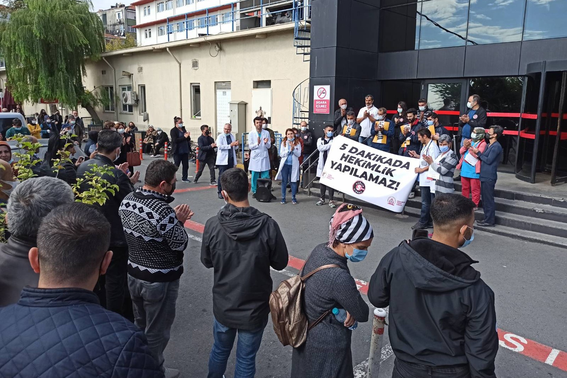 TTB'nin İstanbul Eğitim ve Araştırma Hastanesi önünde yaptığı açıklamadan bir fotoğraf.