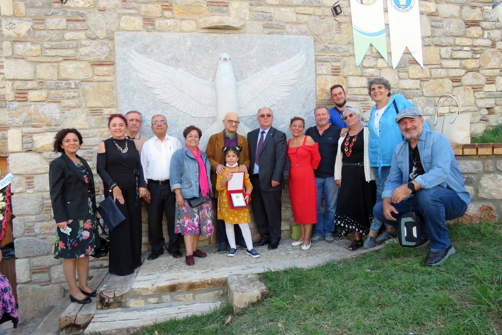 Açılış için bir araya gelenler hatıra fotoğrafı çektirmiş