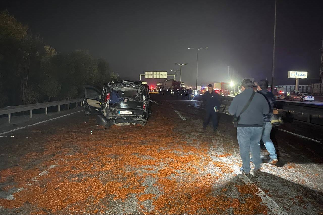 Yola dökülen salçalar kaza yapan araçlar